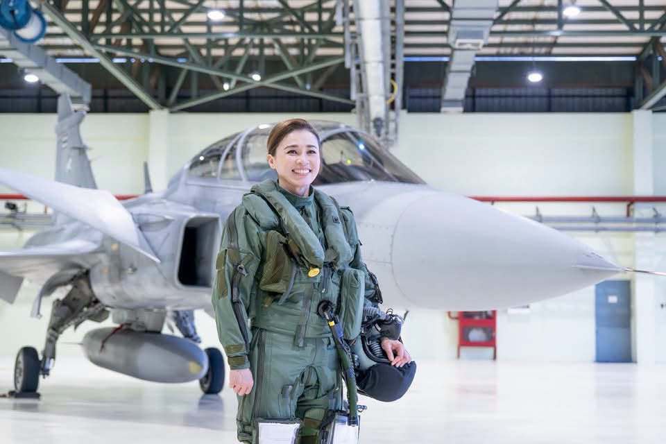 Suthida de Tailandia, una espectacular reina 'Top Gun' en medio del harén del excéntrico y mujeriego rey Rama X