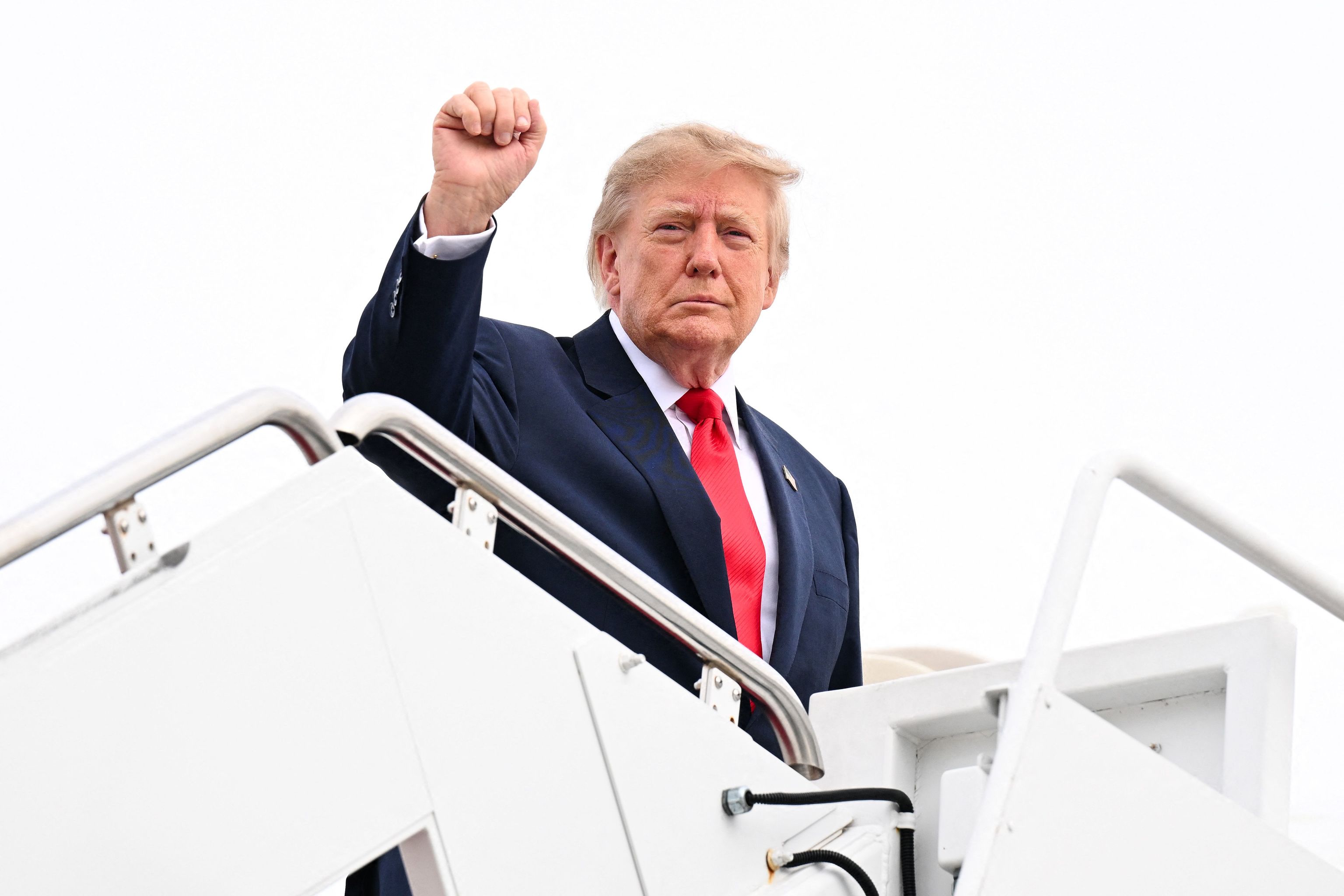 Trump: "Ha llegado el momento de que Ucrania tenga un nuevo presidente"
