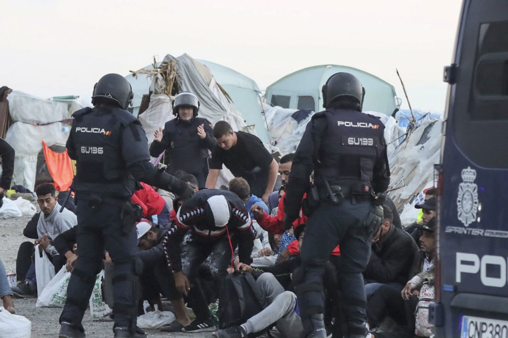 La Policía se despliega en la playa de El Guano de Ceuta para desalojar el último gran asentamiento ilegal de inmigrantes