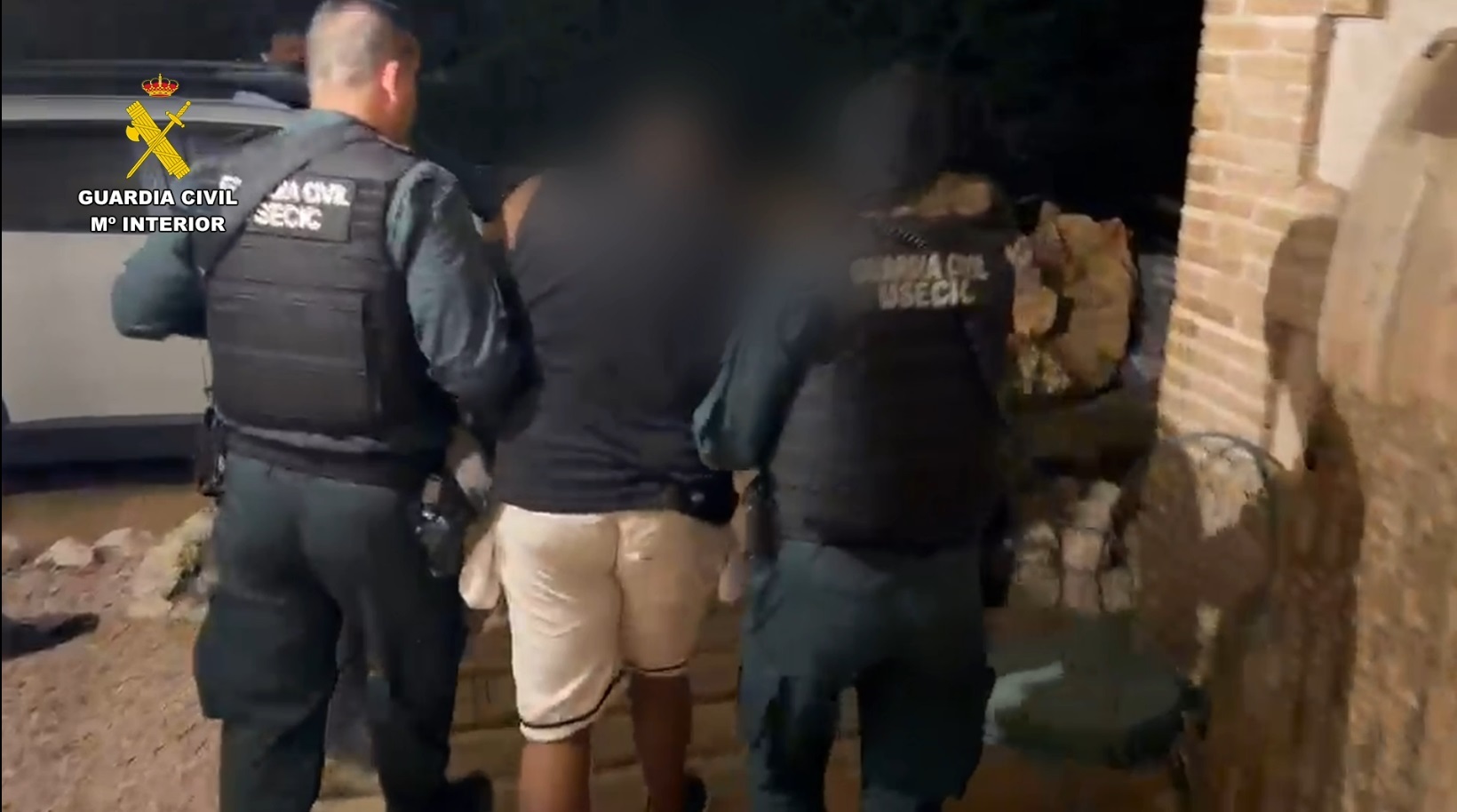 La Guardia Civil incauta casi tres toneladas de cocaína y cuatro fusiles de asalto ocultos en una casa rural en Guadalajara