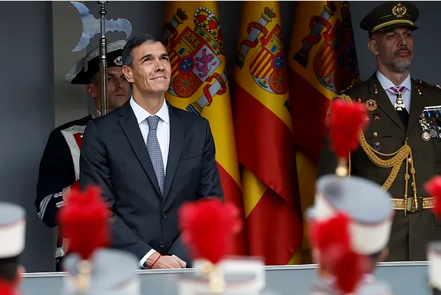 Sánchez llega al desfile del 12-O antes que los Reyes y encaja una sonora pitada en el paseo del Prado