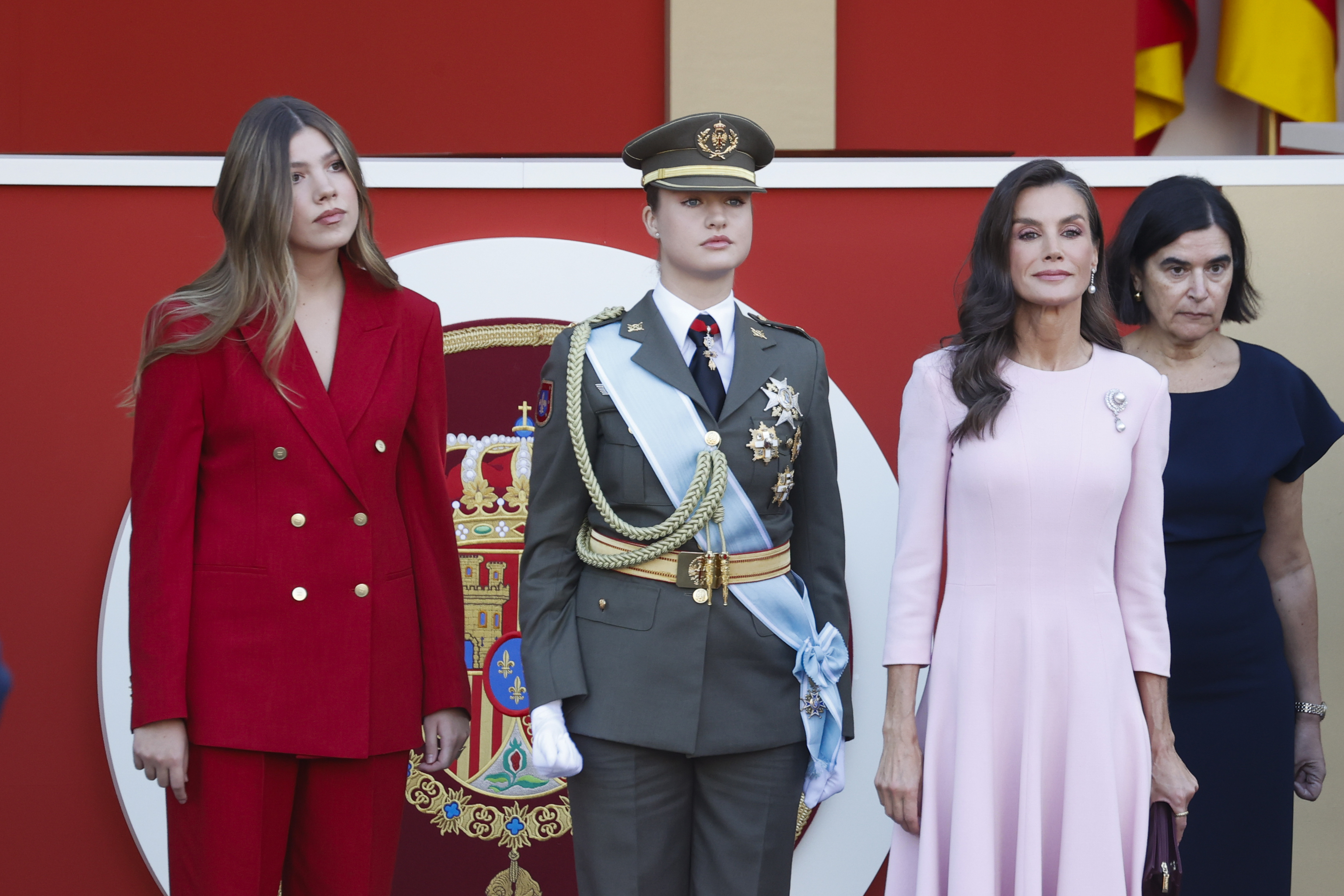La Reina Letizia sorprende con un delicado vestido rosa empolvado; la Princesa de Asturias, de uniforme militar; y la Infanta Sofía, con traje rojo: los looks reales en el desfile del Día de la Hispanidad