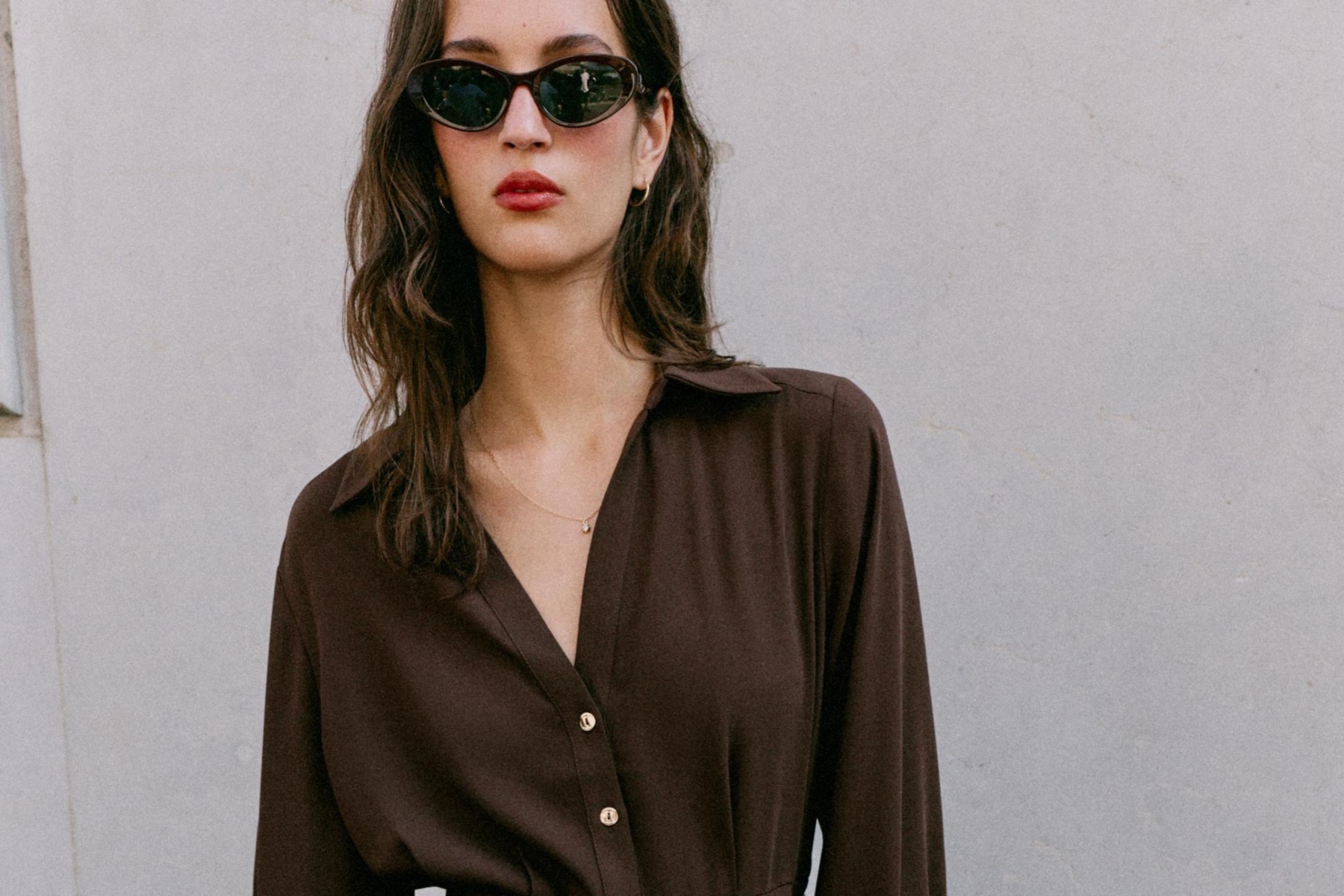 Adiós al vestido negro: el vestido marrón de Zara que hace tipazo, es barato, favorece la silueta y combina genial con botas altas