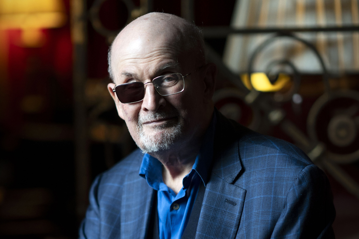 Salman Rushdie: "Los ataques contra la libertad de expresión venían de la derecha, ahora la izquierda también censura"