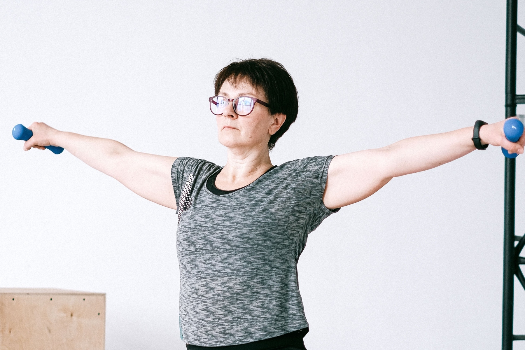 Rutina de ejercicios sencillos para entrenar la fuerza a los 60 y 70 en casa