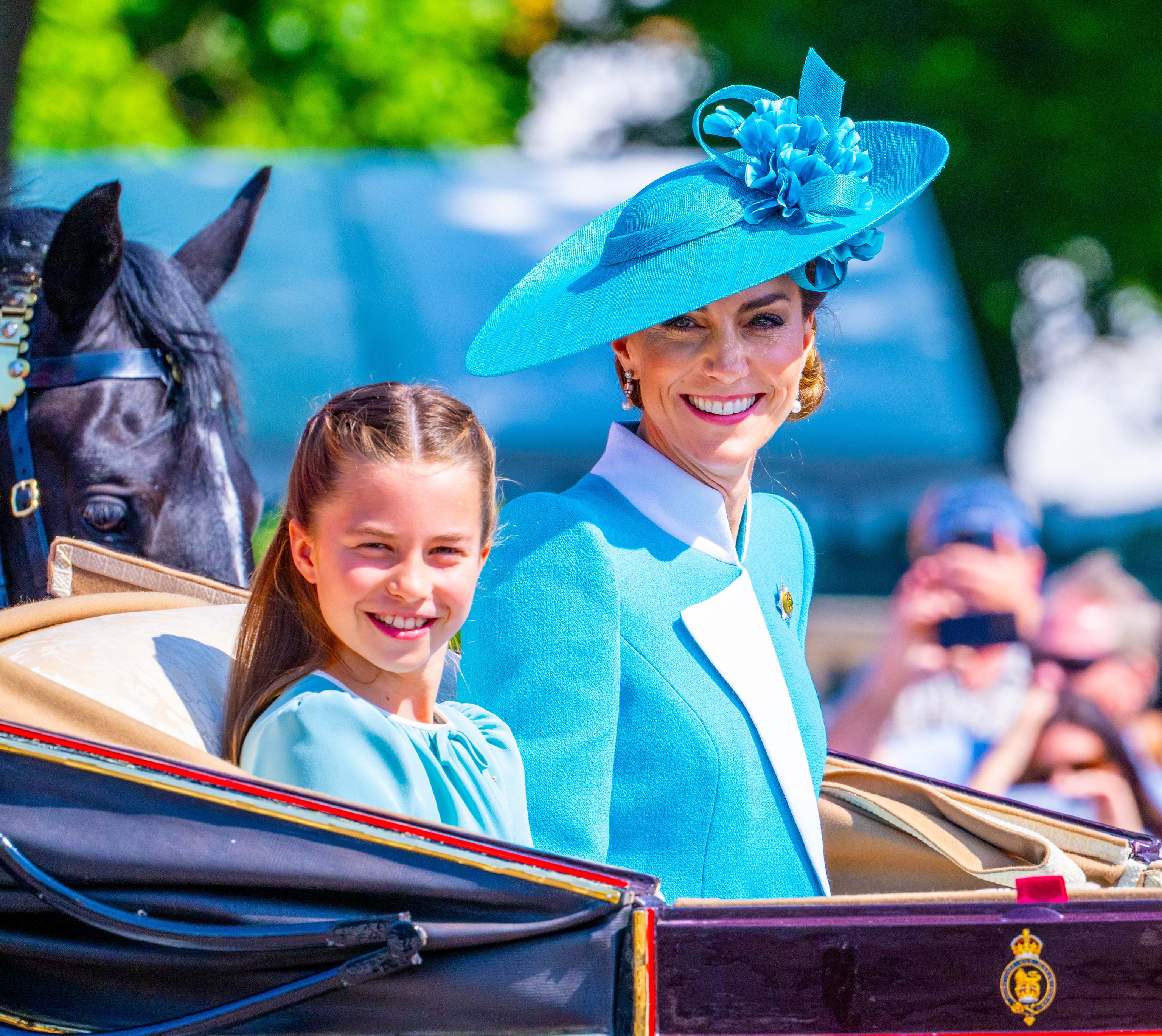 Kate Middleton y su hija Charlotte, como dos pasajeras más en el metro de Londres