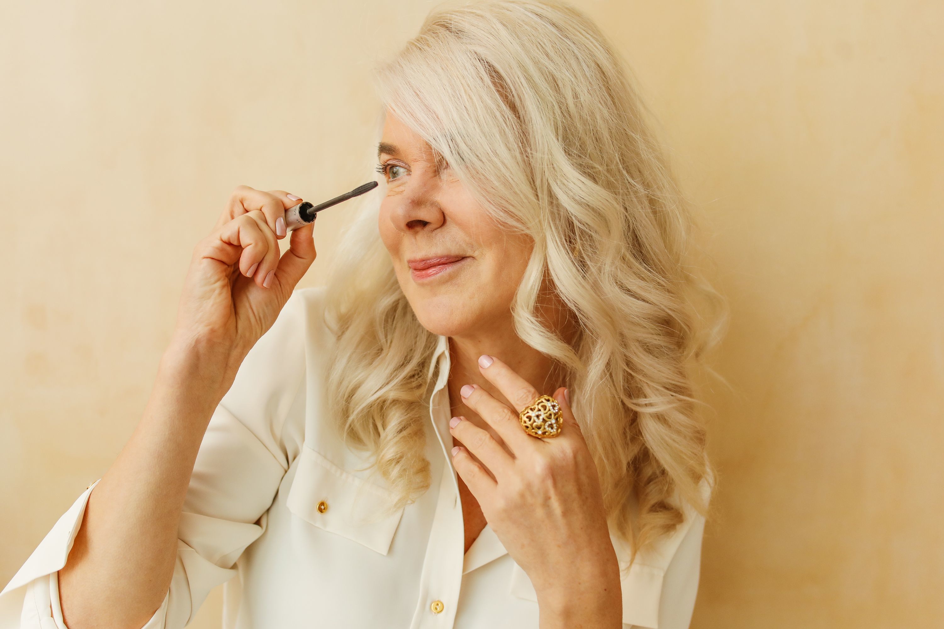 Disimula el párpado caído a los 50 y 60 con estos 7 trucos de maquillaje que funcionan