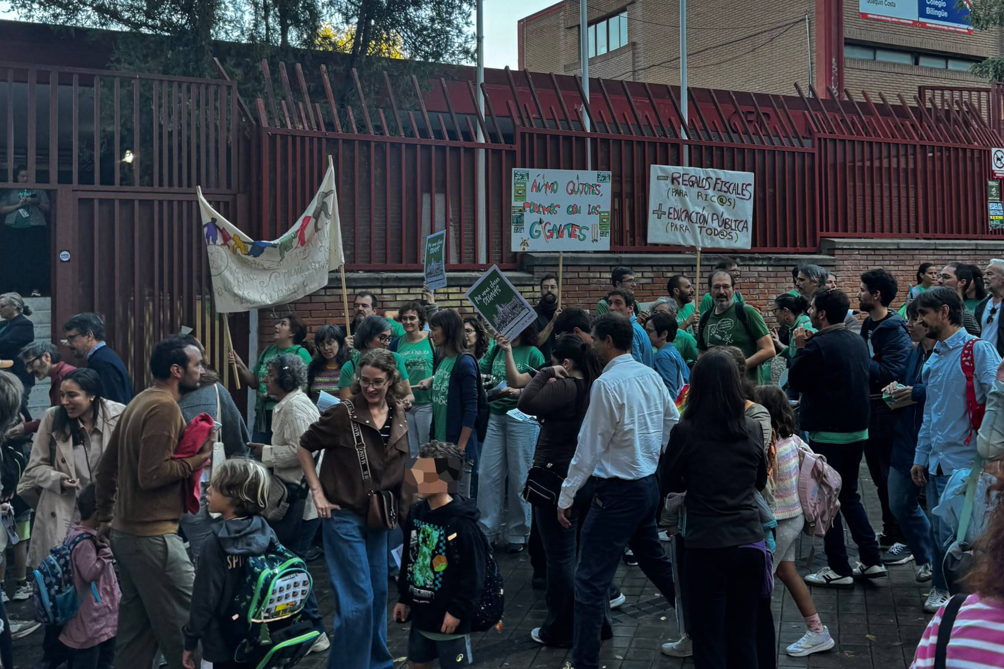 La Educación arranca una huelga indefinida contra Ayuso cortando la Castellana: "Sus exigencias son inalcanzables"