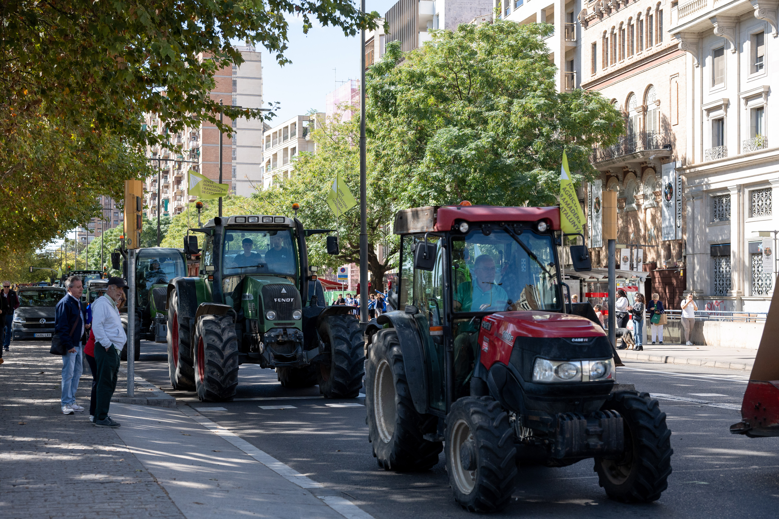 Los agricultores catalanes inician una marcha lenta con tractores hasta Barcelona por la grave crisis del sector y señalan al Gobierno y la Generalitat