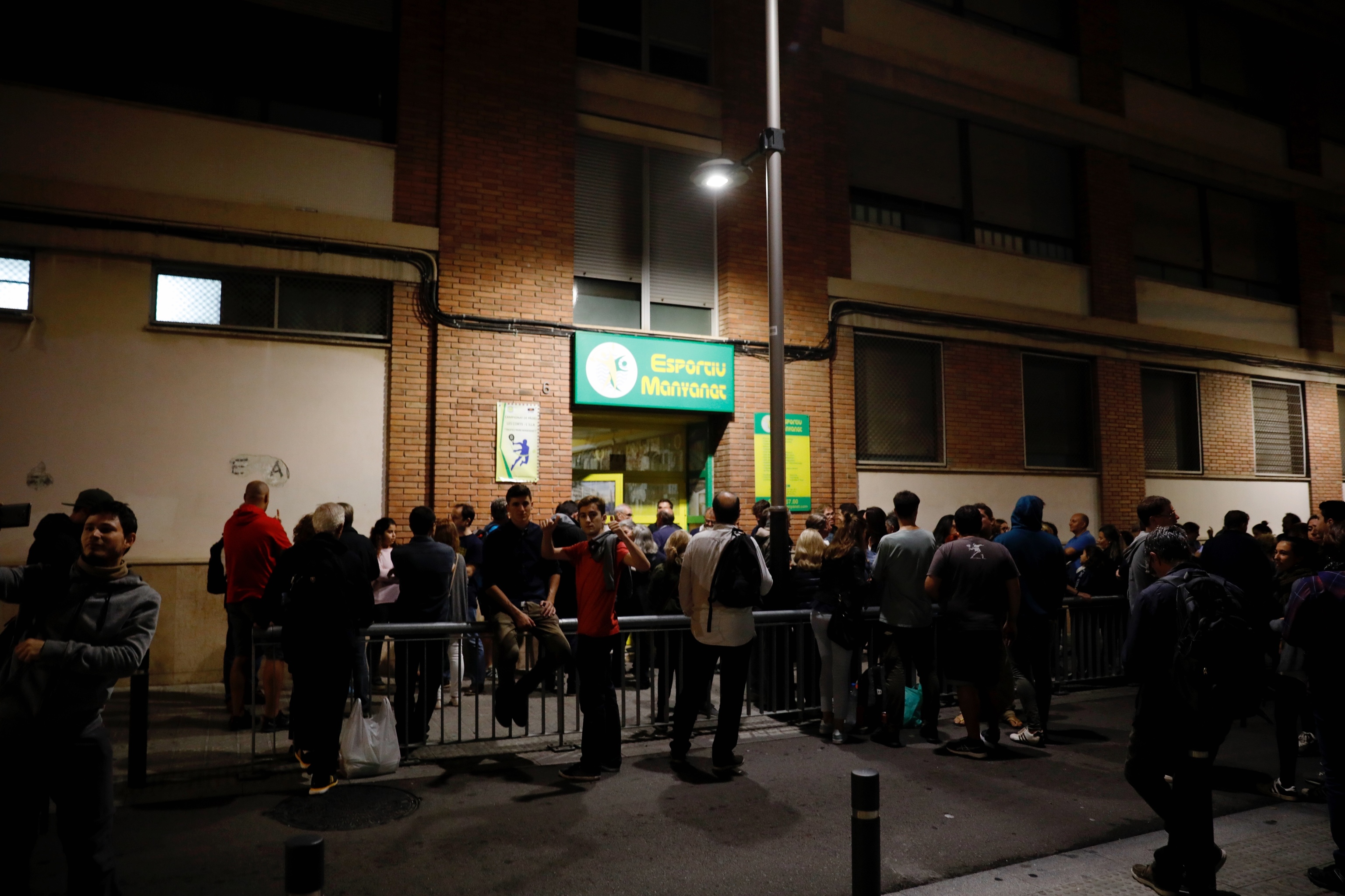 Un colegio de Barcelona pide 70.000 euros a los padres de dos alumnos que se suicidaron
