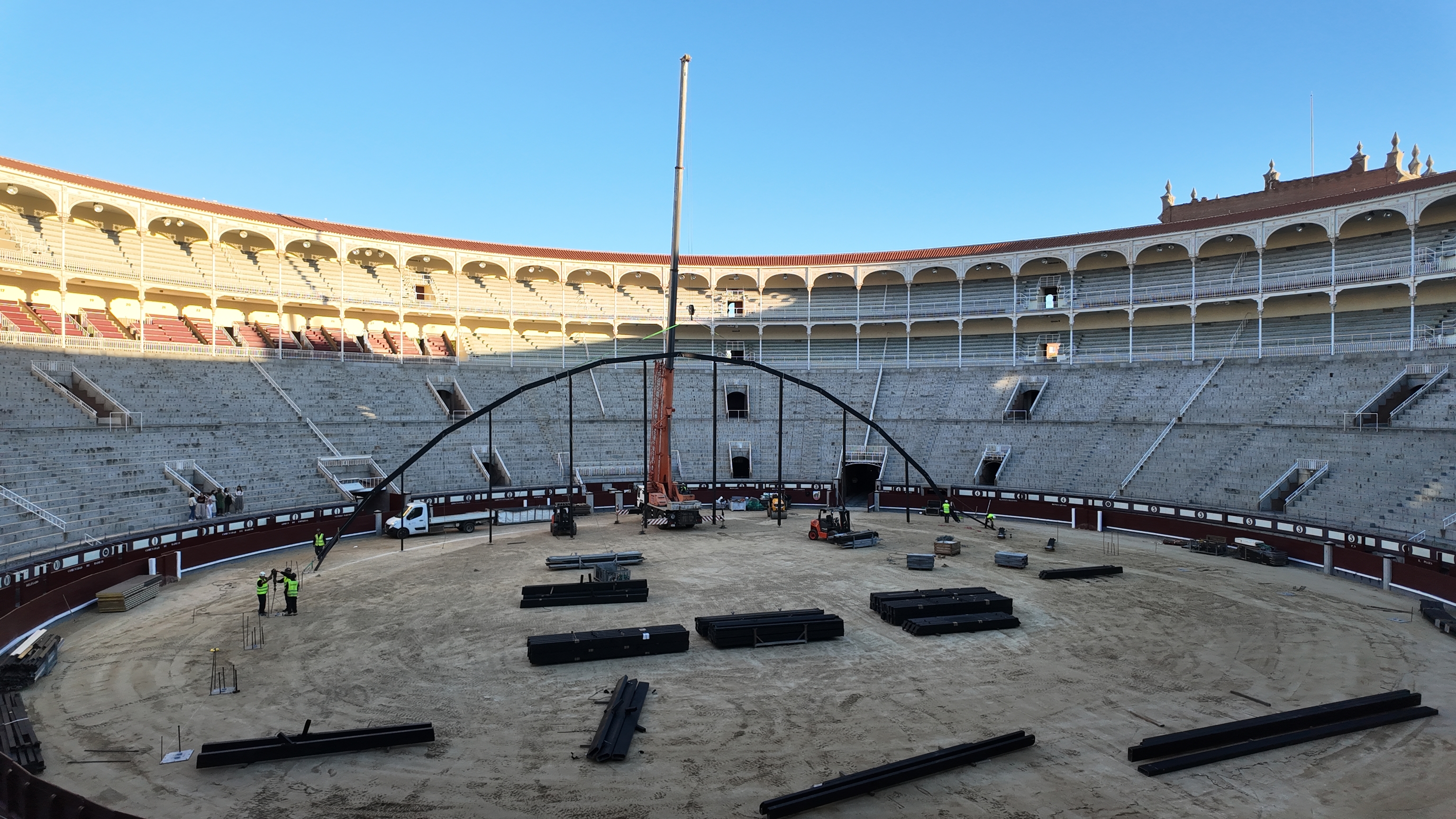 La transformación de Las Ventas de coso taurino a recinto de conciertos en apenas 48 horas: una carpa transparente para 3.000 personas, el 'backstage' para artistas en las galerías...