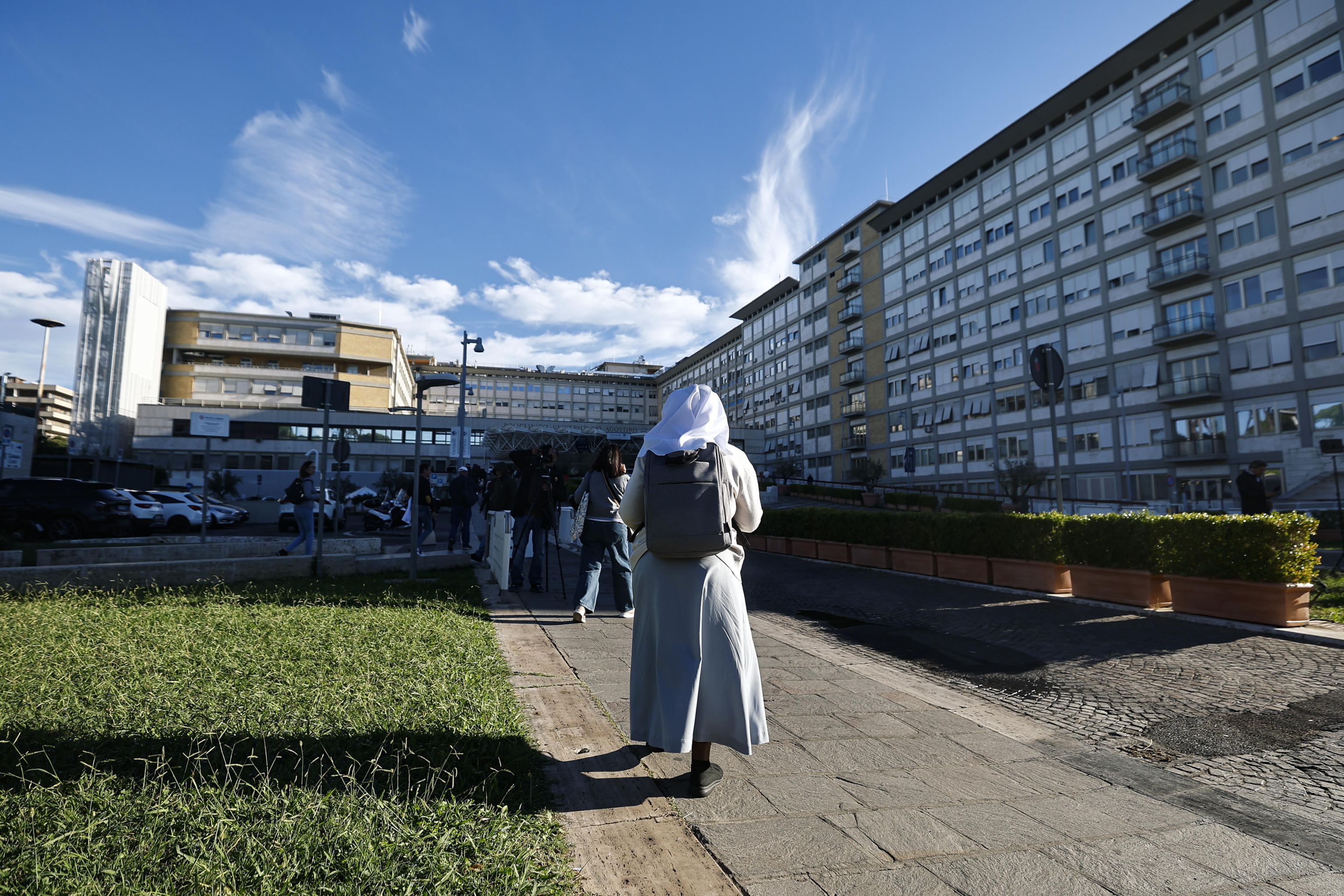 León XIV presenta una evolución postoperatoria normal e inicia la fisioterapia respiratoria