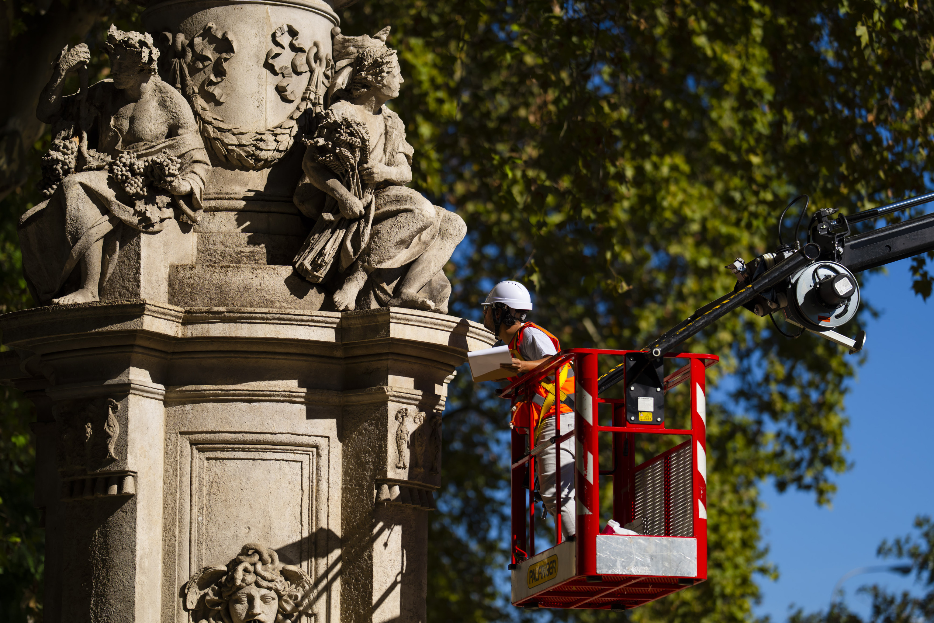 'Operación Apolo': la bicentenaria fuente del paseo del Prado pasa consulta, como ya hicieron sus 'hermanos' Neptuno y Cibeles