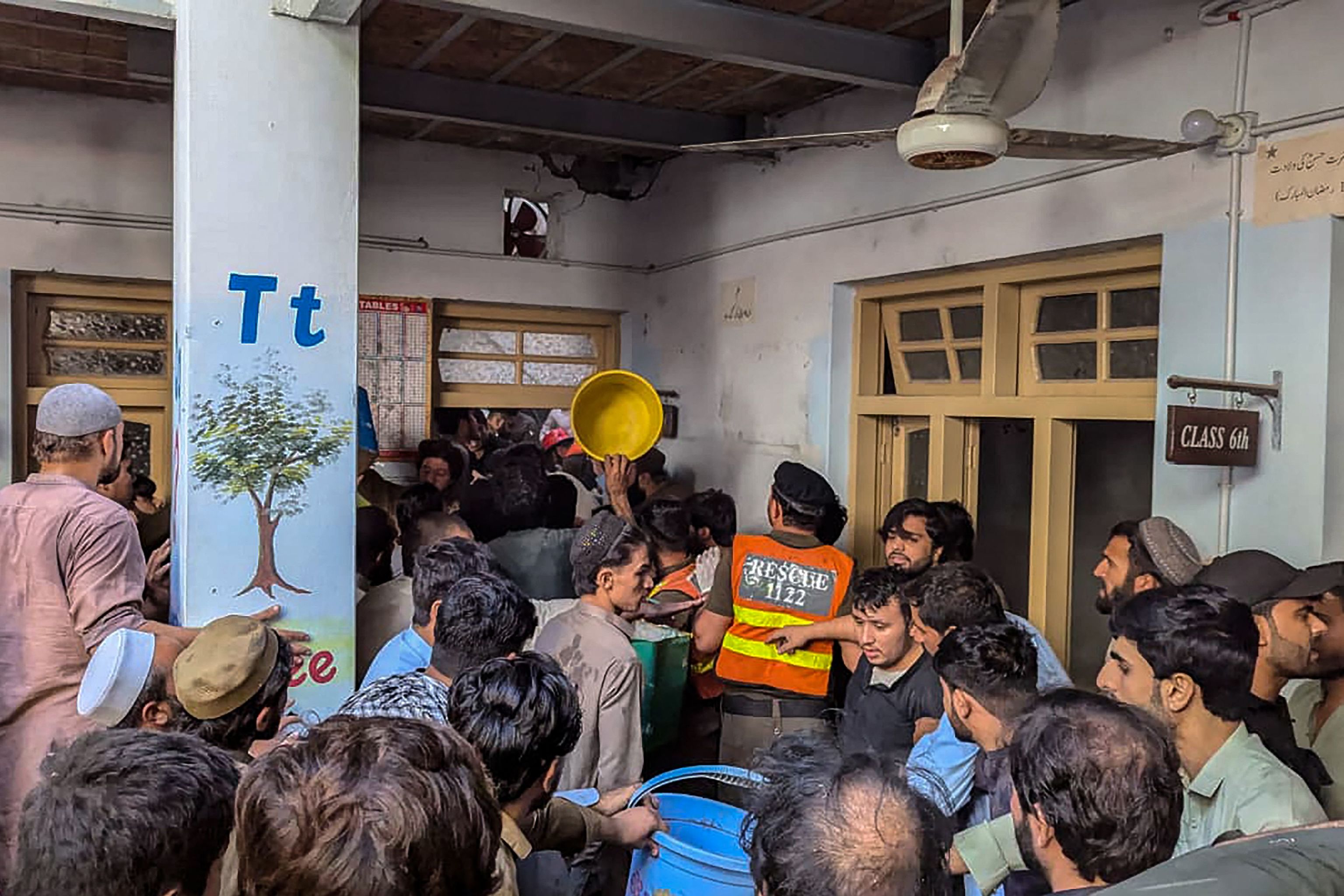 Al menos 27 niños y una profesora muertos tras el derrumbe del techo de una escuela en Pakistán