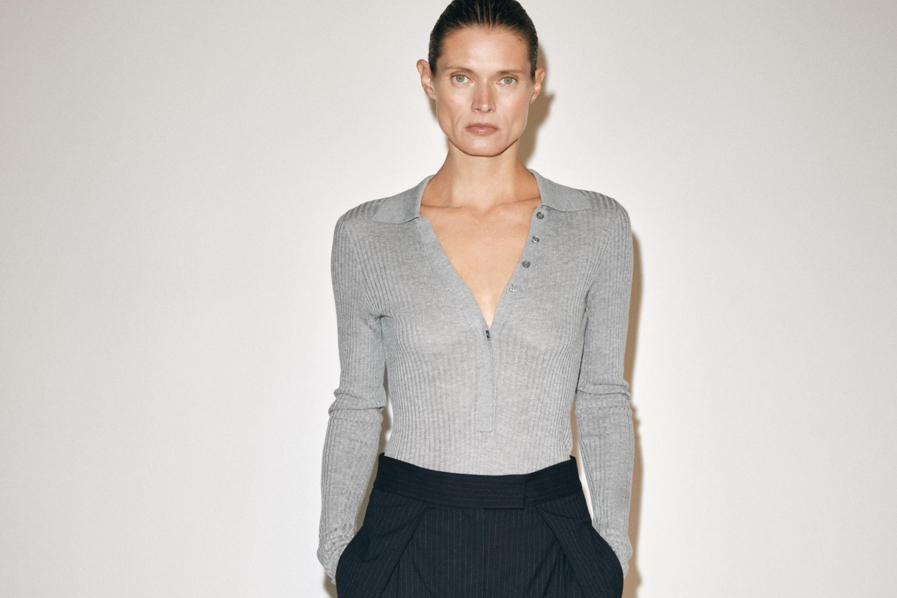 Nuevo en Zara: los pantalones de pliegues de lujo silencioso que quedan elegantes con camisas, jerséis y blazers (disponibles en tres colores)