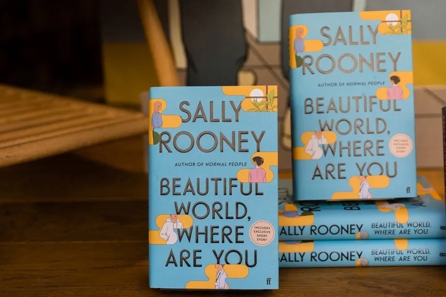 Los libros de Sally Rooney, autora de Normal People, dejarán de venderse en el Reino Unido por su apoyo a un grupo propalestino prohibido