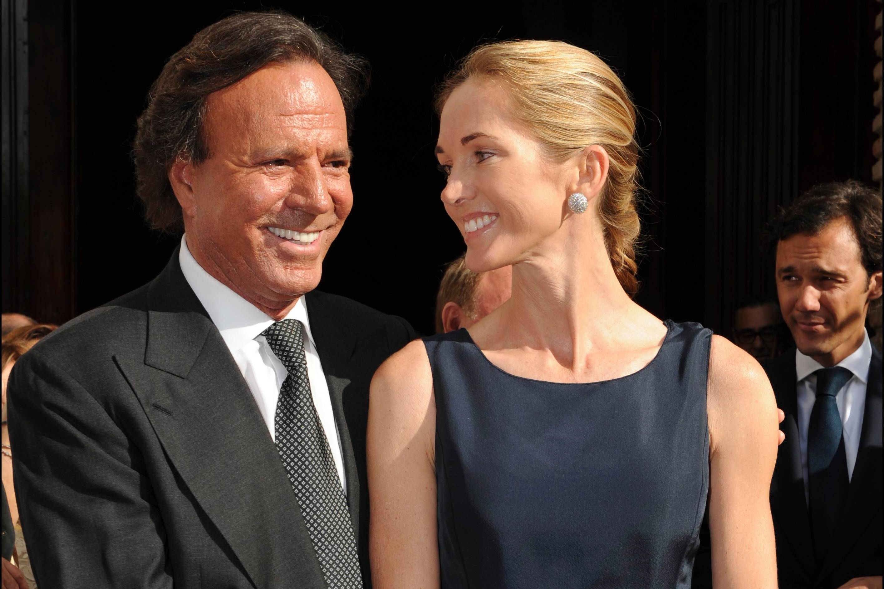 Julio Iglesias y su mujer Miranda declaran este viernes en Miami por una demanda en la que les piden casi seis millones de euros
