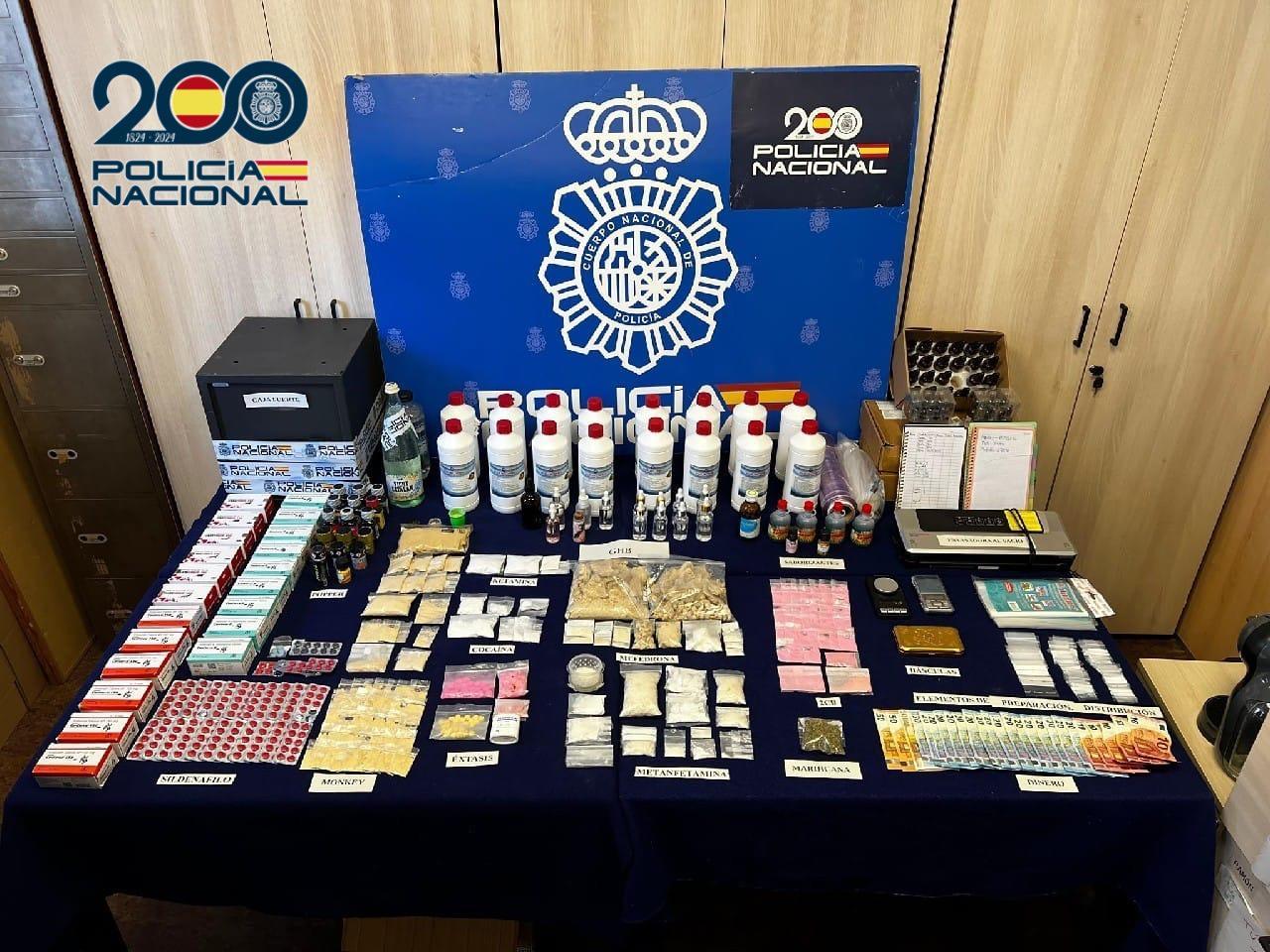 Desmantelado el 'bufé de la droga' en el corazón de Malasaña: ofrecían 12 tipos de sustancias y guardaban 60.000 euros en una caja fuerte