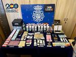Desmantelado el 'bufé de la droga' en el corazón de Malasaña: ofrecían 12 tipos de sustancias y guardaban 60.000 euros en una caja fuerte