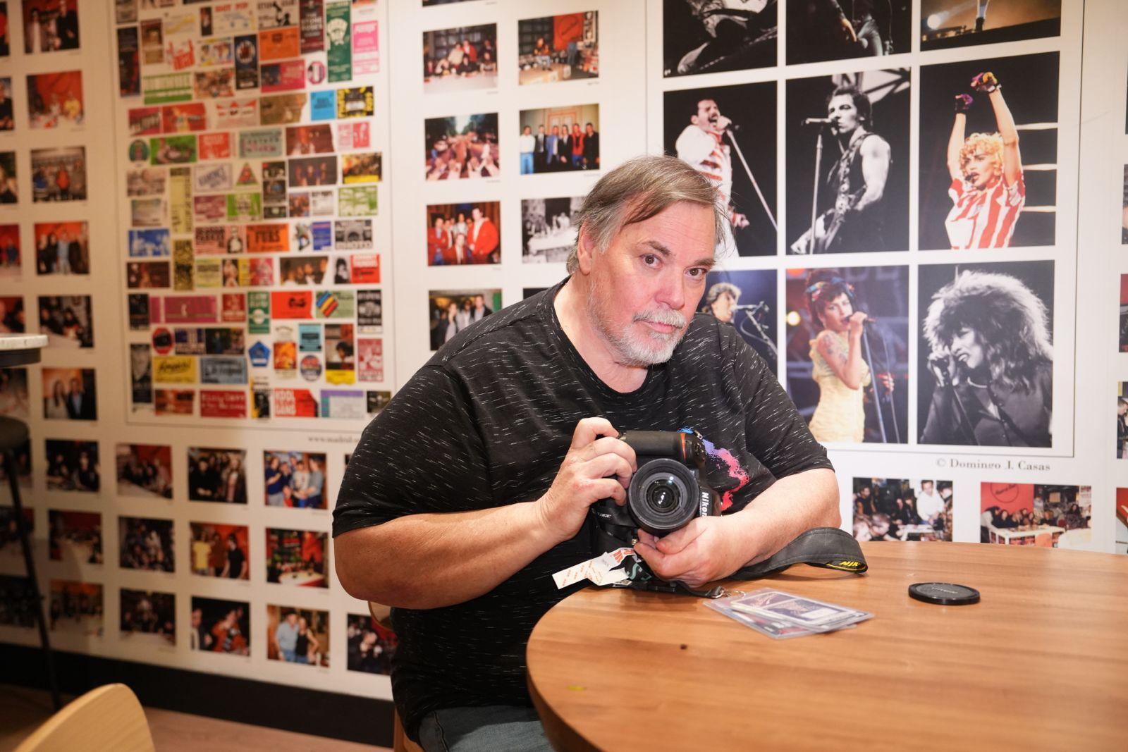El fotógrafo de las curiosas coincidencias con Paul McCartney y Angus Young que acabó retratando a las grandes estrellas de la música