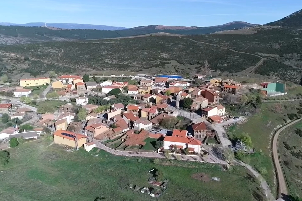 El bonito pueblo de Madrid donde comer los mejores judiones: frente a un embalse y con un mirador espectacular