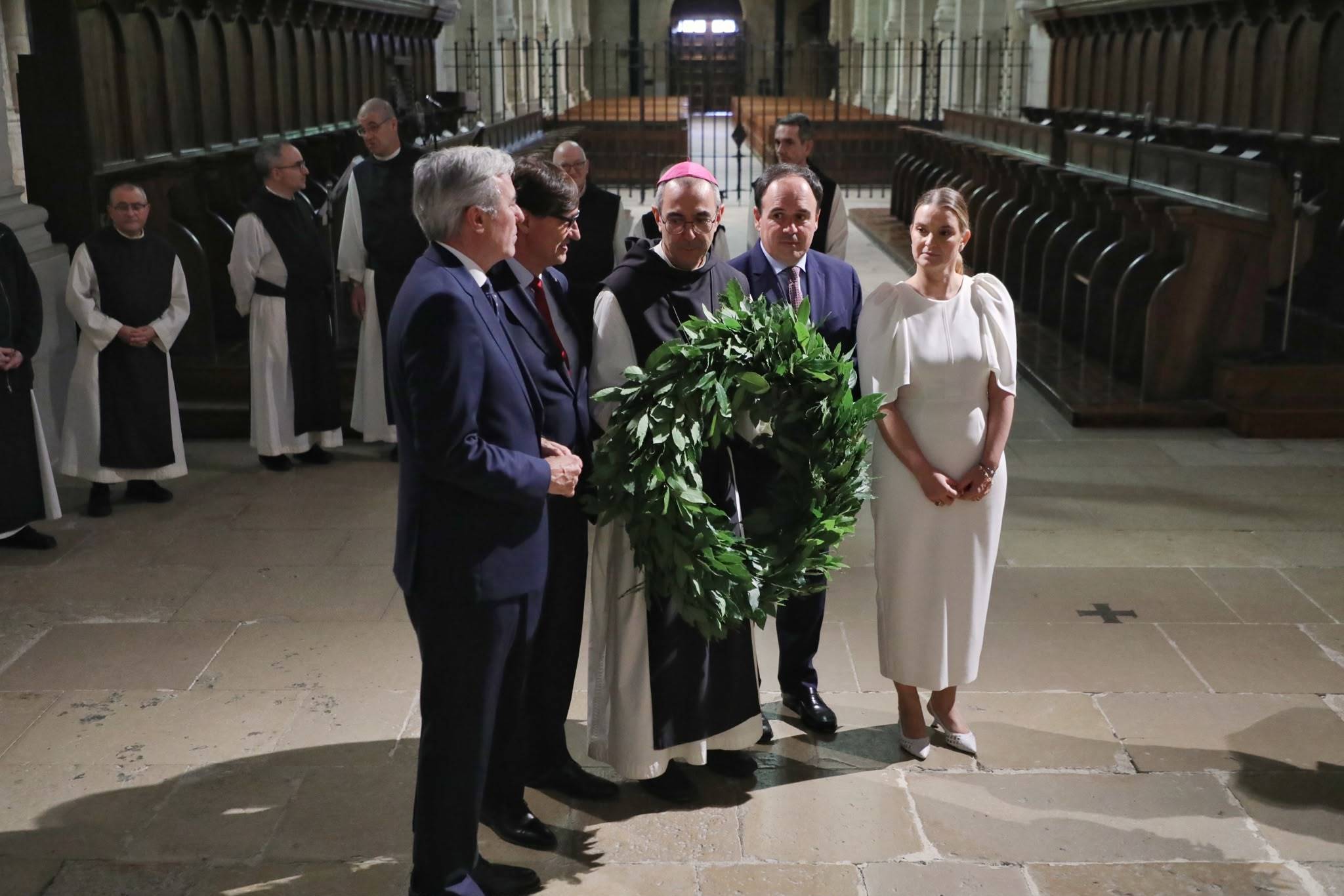 Llorca rinde homenaje a Jaume I con una ofrenda en el panteón real del Monasterio de Poblet