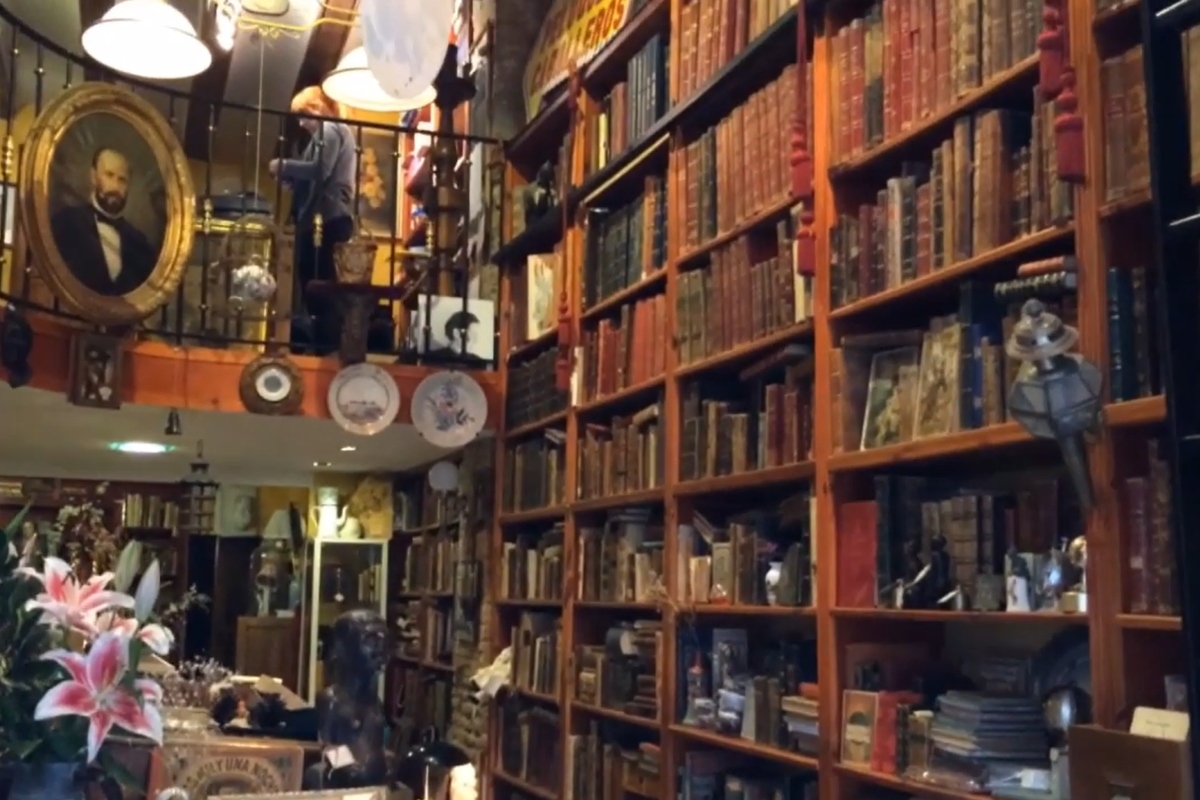 La librería de Valencia que es una de las más bonitas de España: fue farmacia y mercería y esconde un libro de 1488
