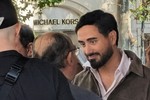 Alvise 'pincha' en Colón ante decenas de seguidores y trata de reunir 5.500 firmas para presentarse a las elecciones en Madrid