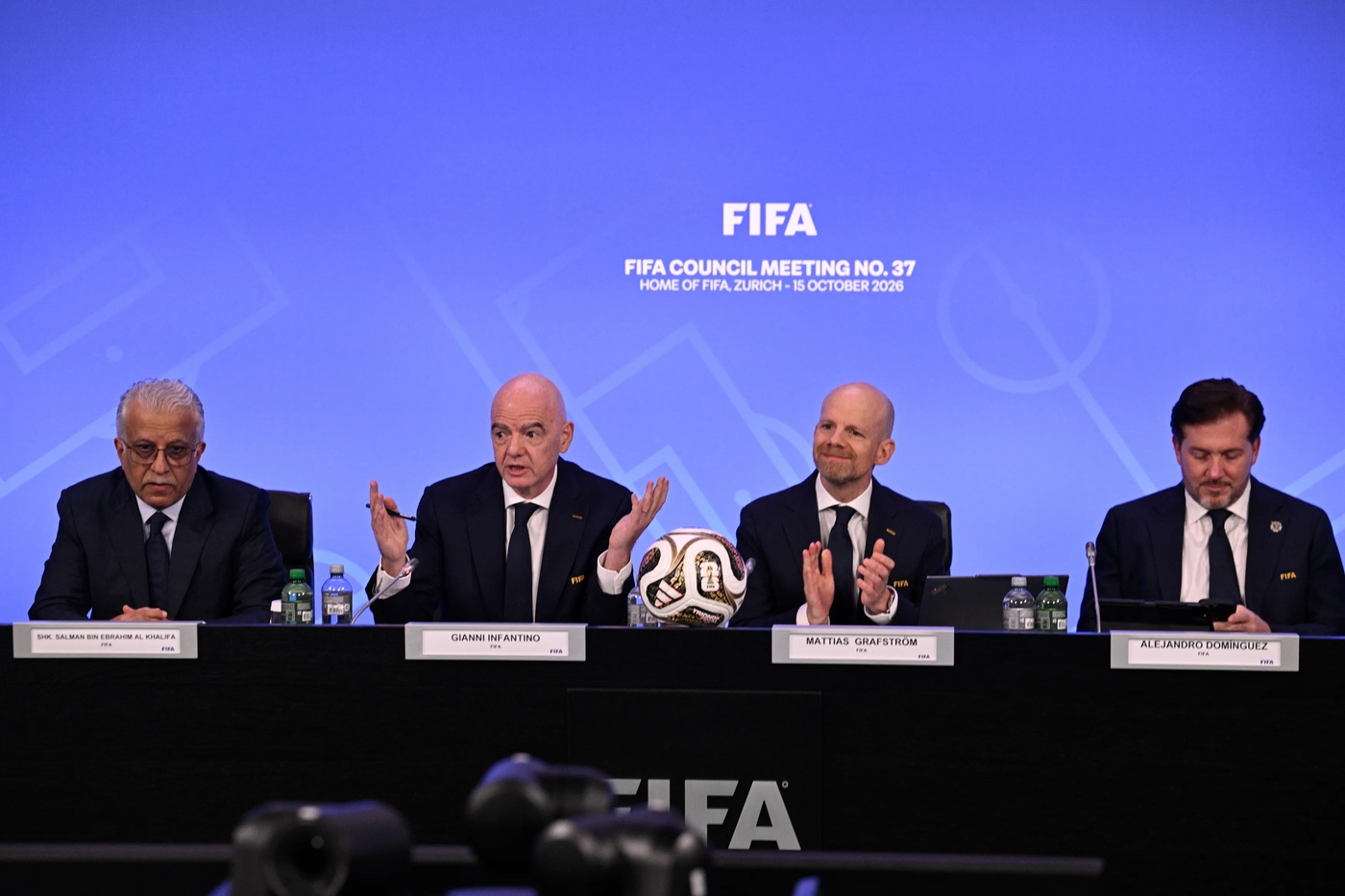Infantino, acorralado por las acusaciones de opacidad, la investigación judicial de la UEFA y la amenaza de Arsène Wenger