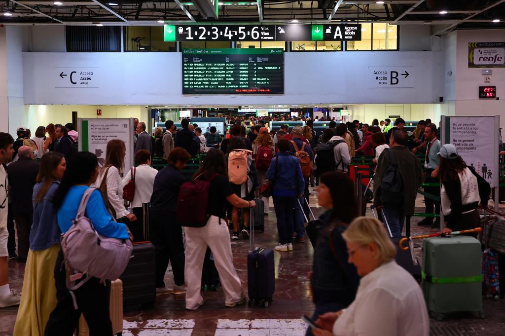 Los viajeros se resignan al tren en Sants mientras se alargan las incidencias y se 'dispara' el precio del puente aéreo