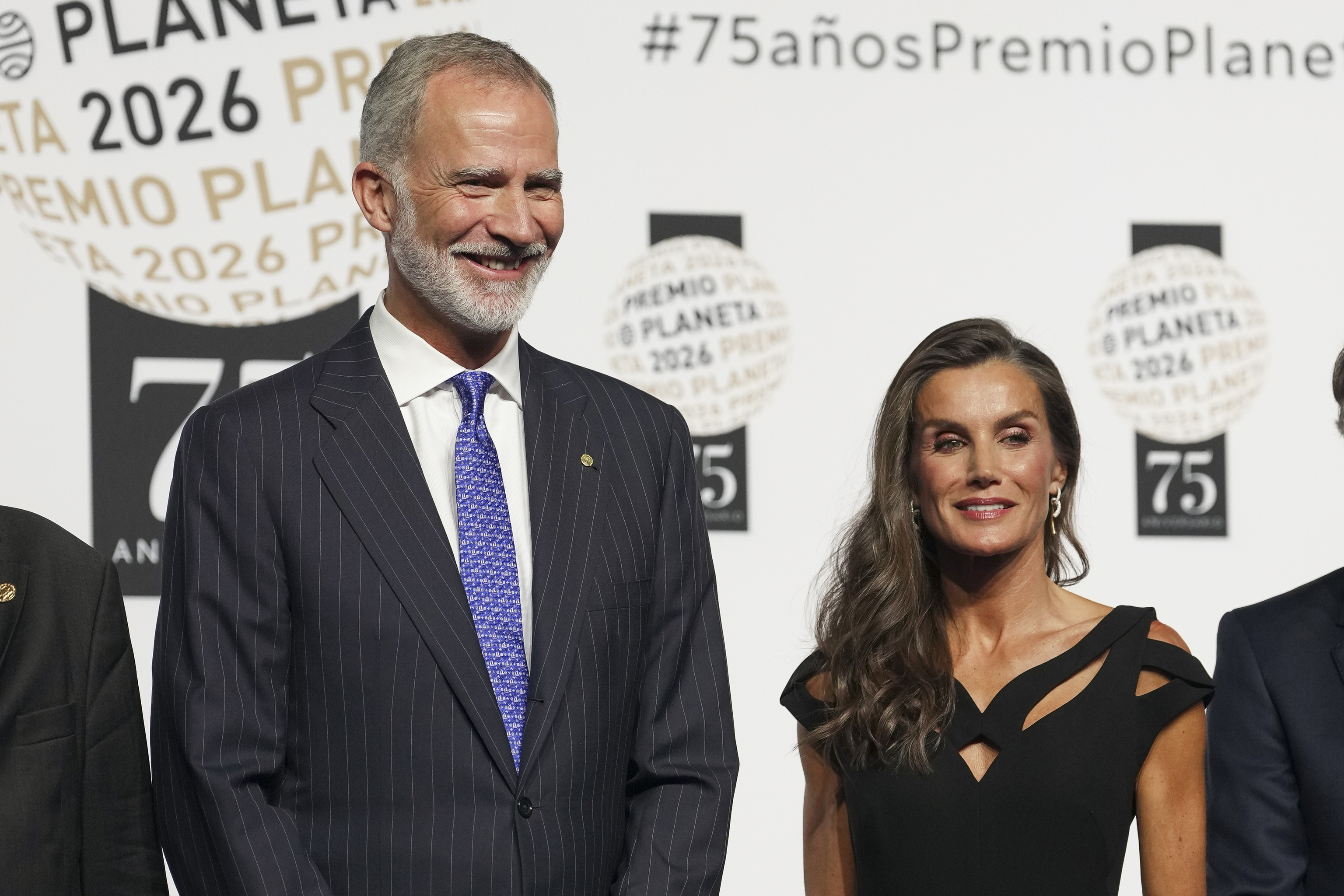 La Reina Letizia apuesta por un vestido de escote escultórico (y gana) en el Premio Planeta