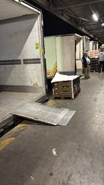 Tensión de madrugada en Mercamadrid: varios empresarios se quedan sin fruta por la ausencia de cargadores en un muelle