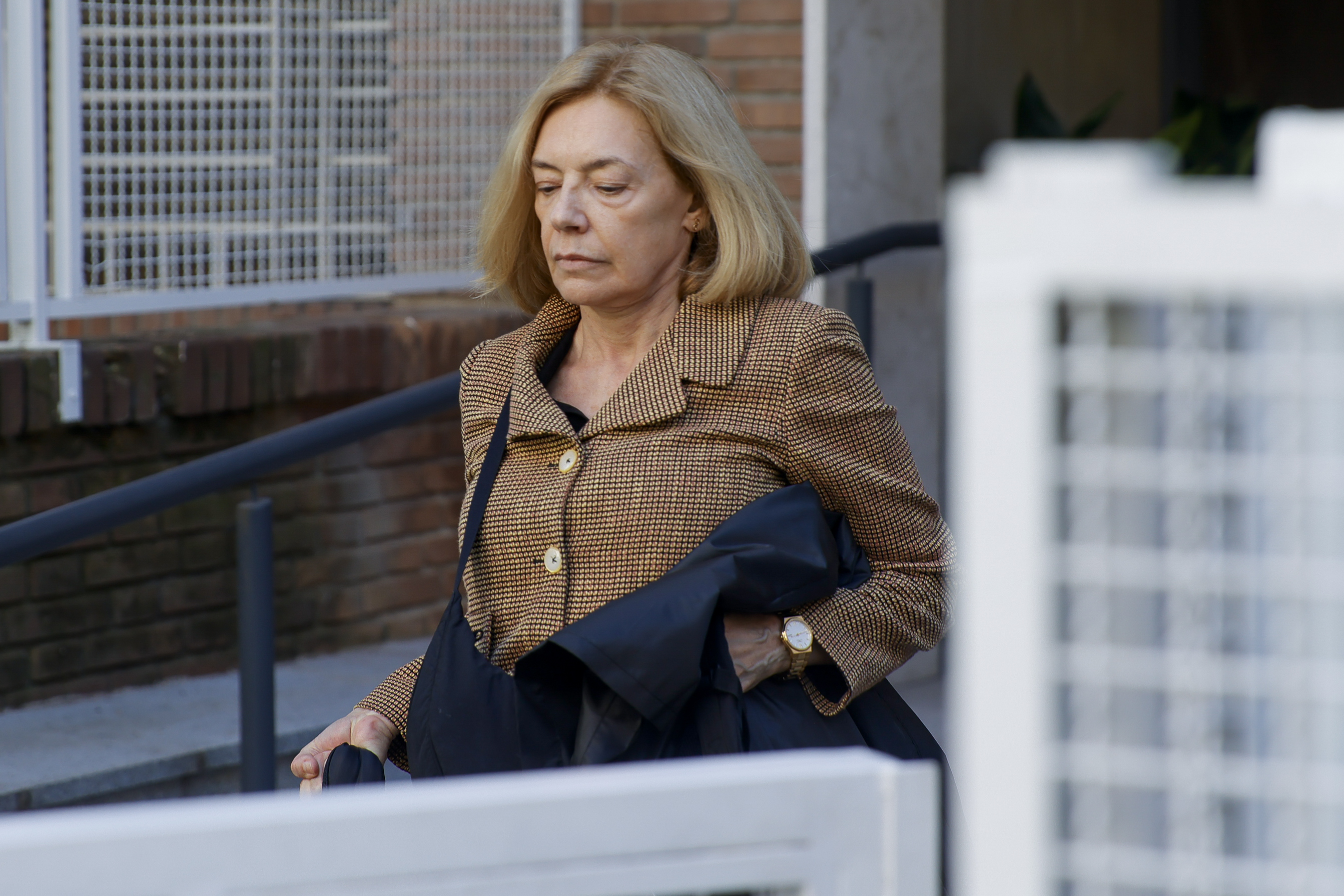 Mónica Medina abandona la casa de Emilio Gutiérrez Caba: su enfrentamiento con la prensa y las palabras del actor