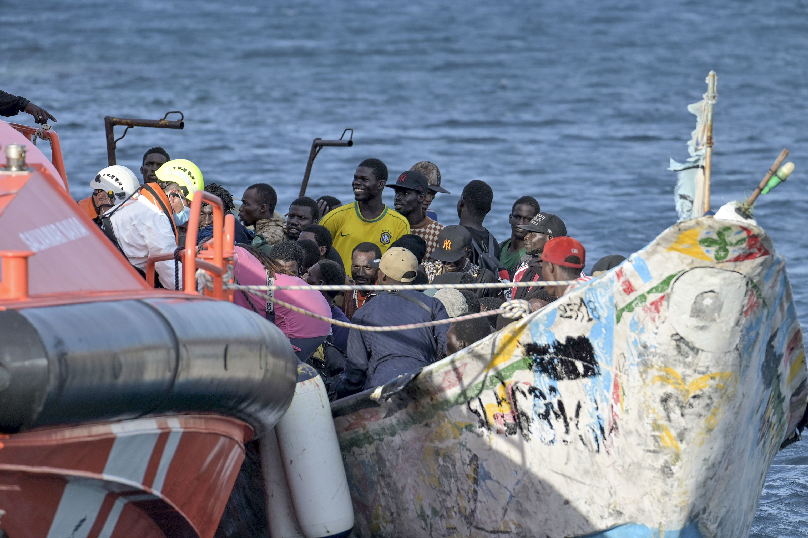 Llegan a El Hierro (Canarias) más de 100 inmigrantes a bordo de un cayuco