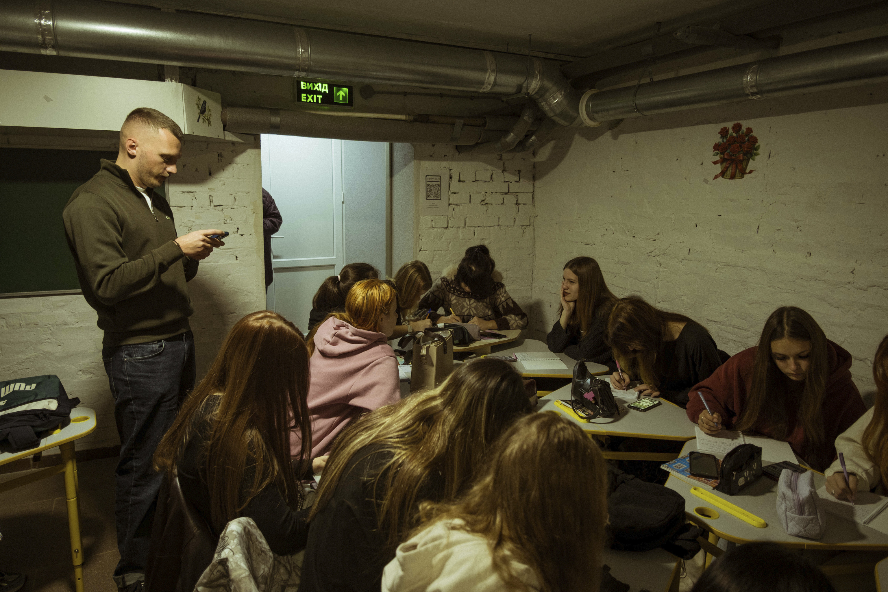 La generación que estudia español en Kiev bajo las bombas: "La verdad es que ahora no tengo miedo a los drones"