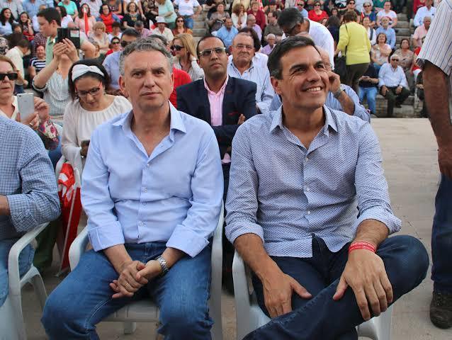 Ferraz desplaza al candidato al Senado por Badajoz e impone como cabeza de lista al delegado del Gobierno en Extremadura, amigo personal de Pedro Sánchez