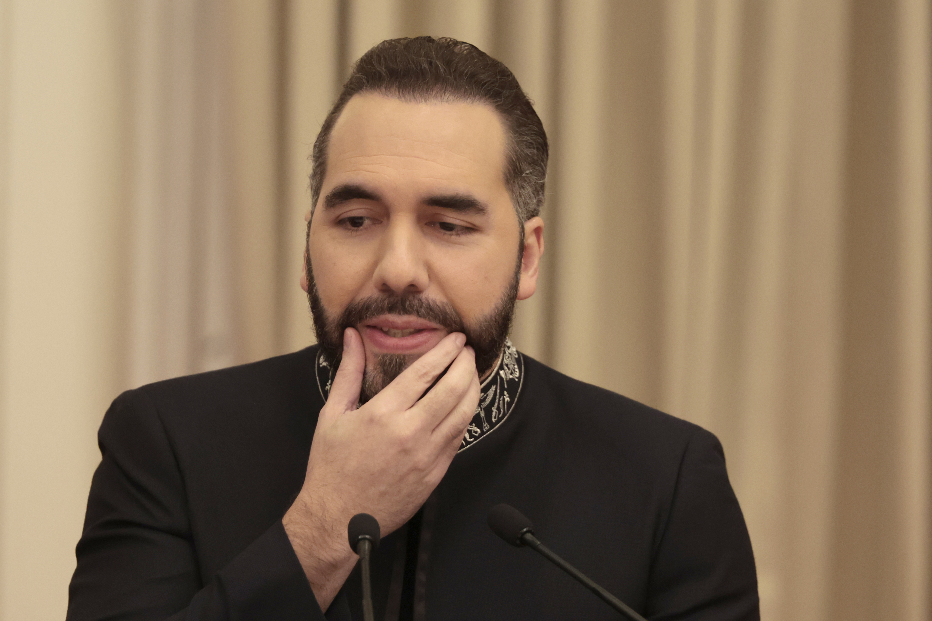 Nayib Bukele aclara que no liberará a la mitad de los presos, sino que "revisará" los casos de 10.000 colaboradores de las pandillas