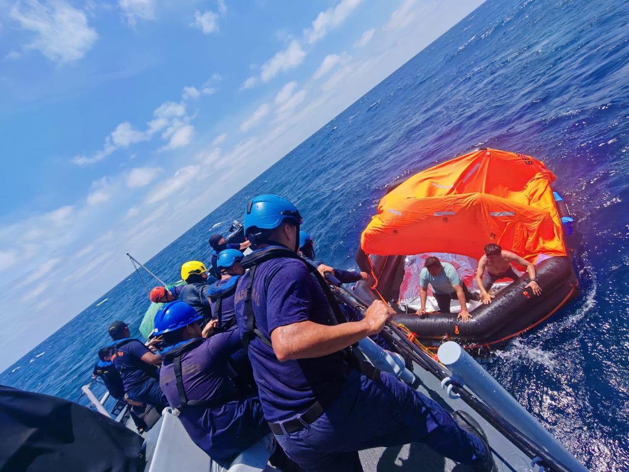 La Armada de Ecuador busca a 14 tripulantes tras el naufragio de una embarcación en el Pacífico