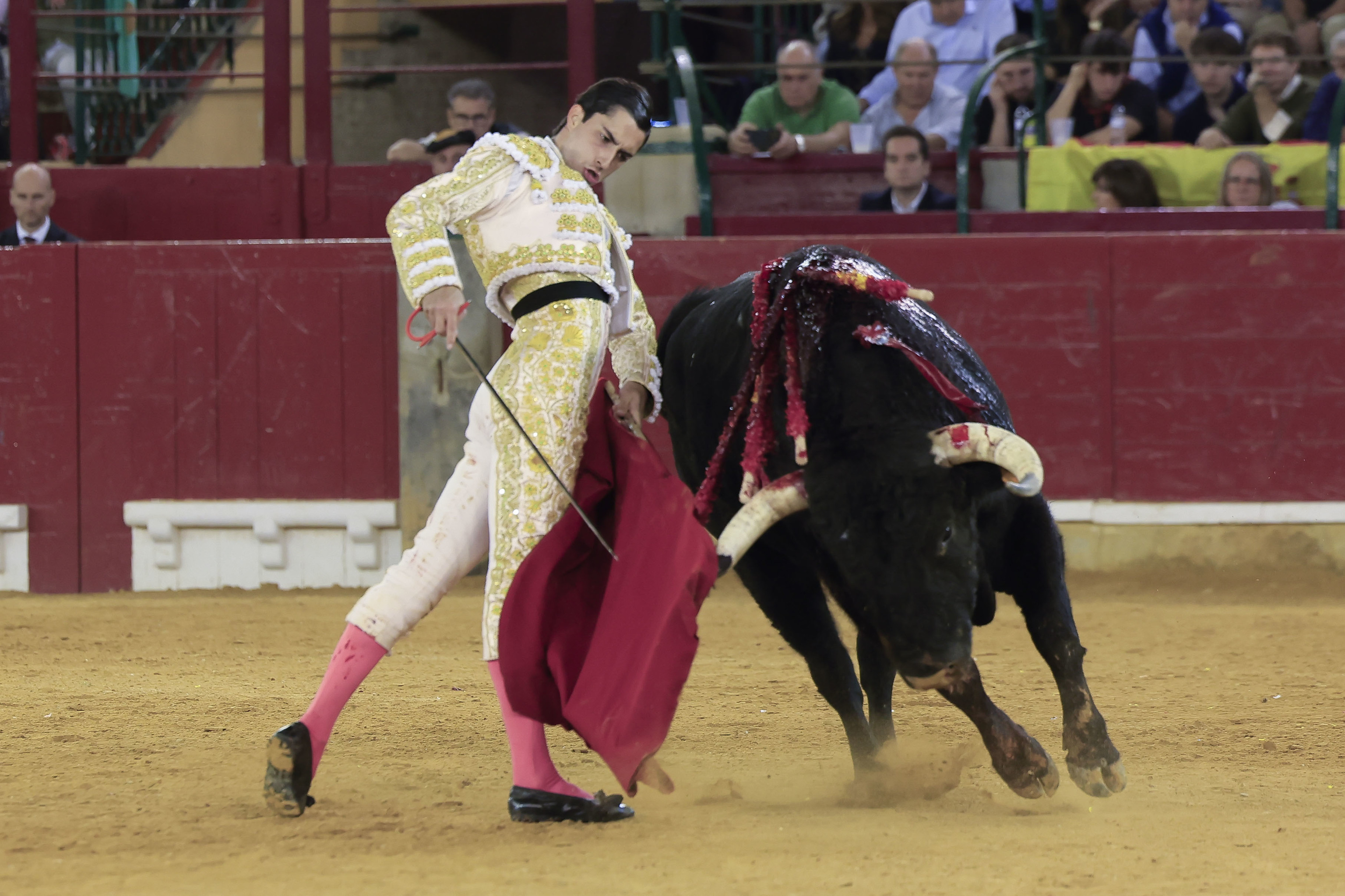 La ilusión de El Mene frente a la decepción de Morante en Zaragoza