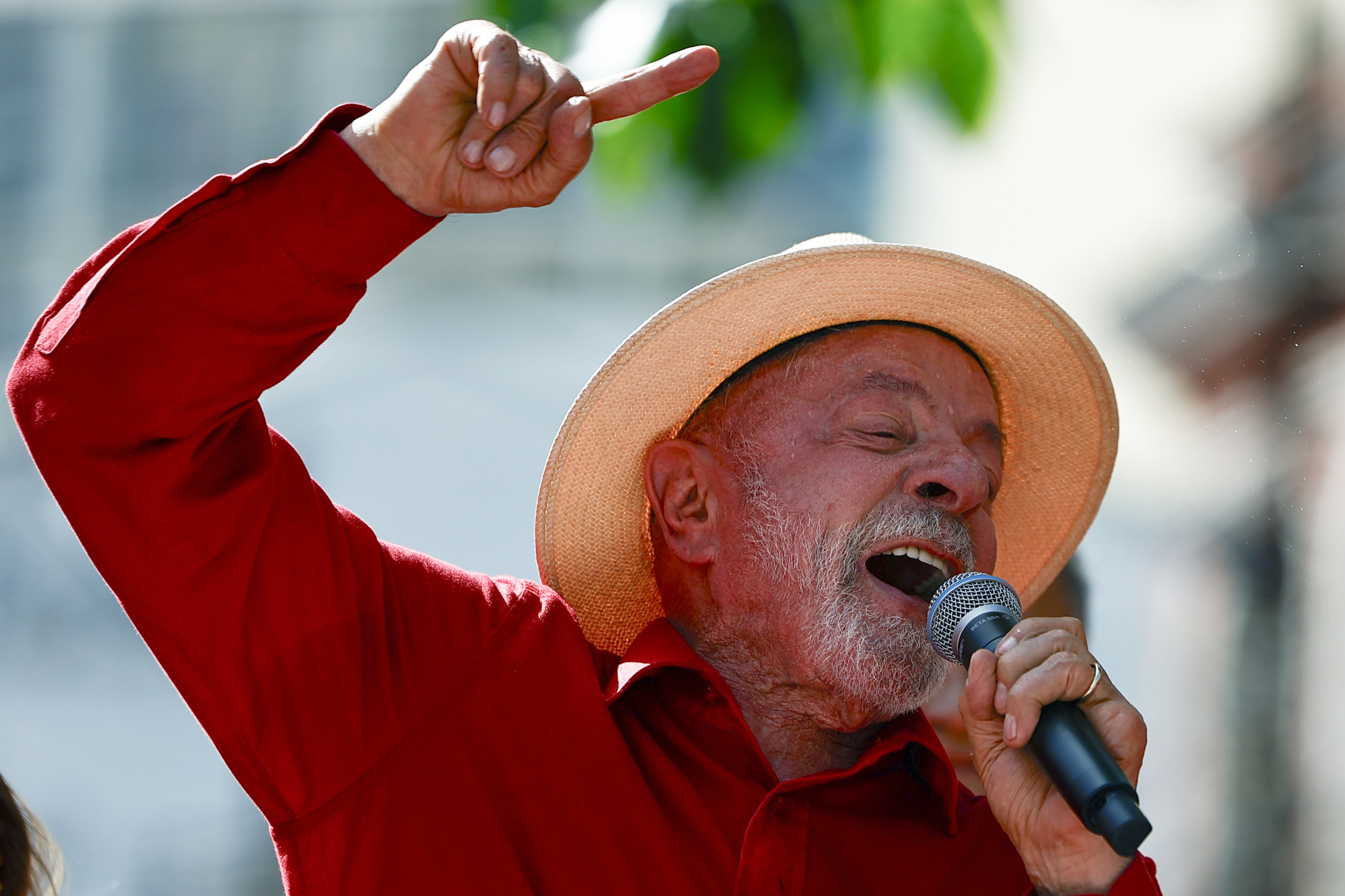 Lula, en problemas: reduce distancias con Bolsonaro pero una denuncia contra él y su hijo estalla en la recta final de la campaña