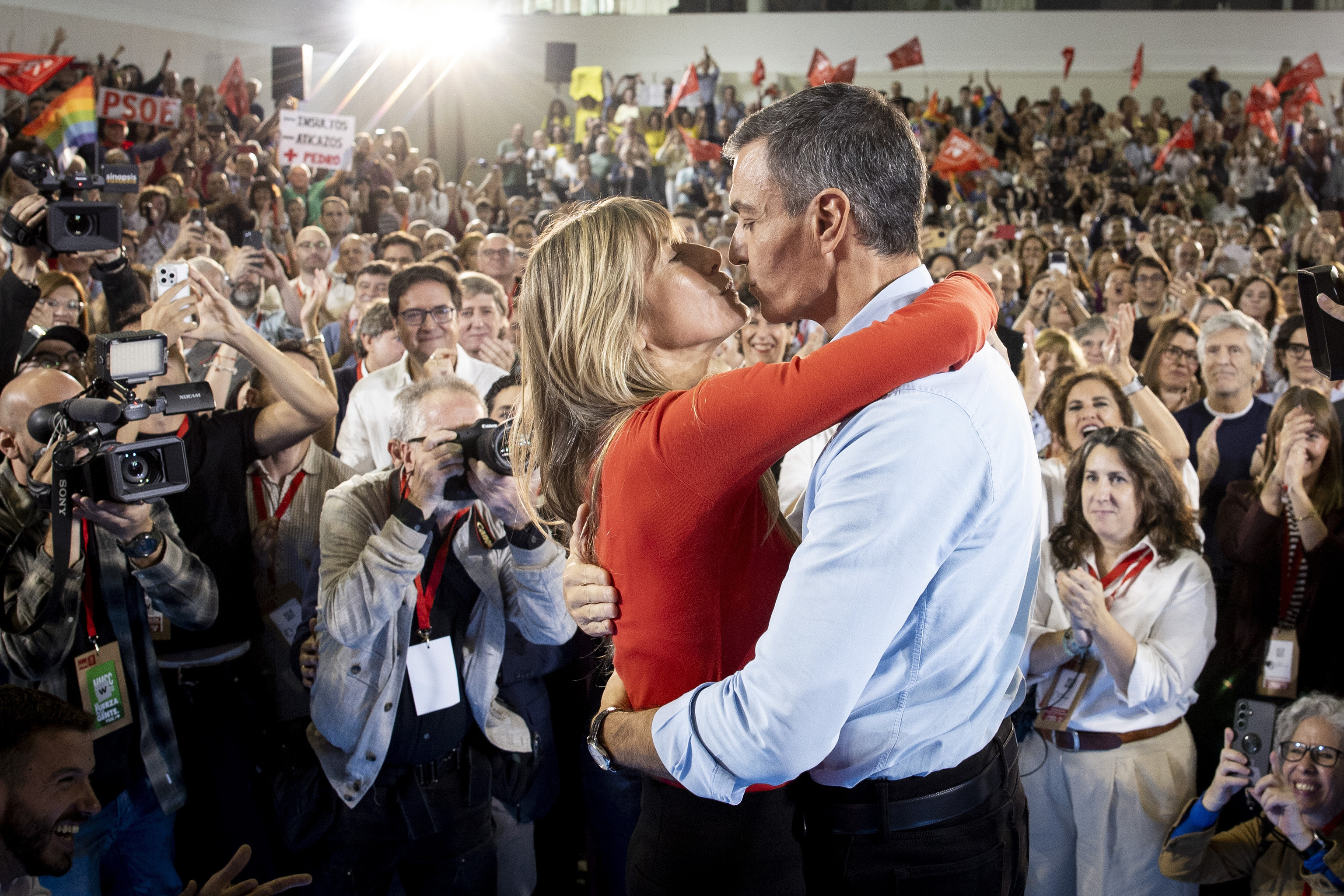 Sánchez mete en campaña el amor