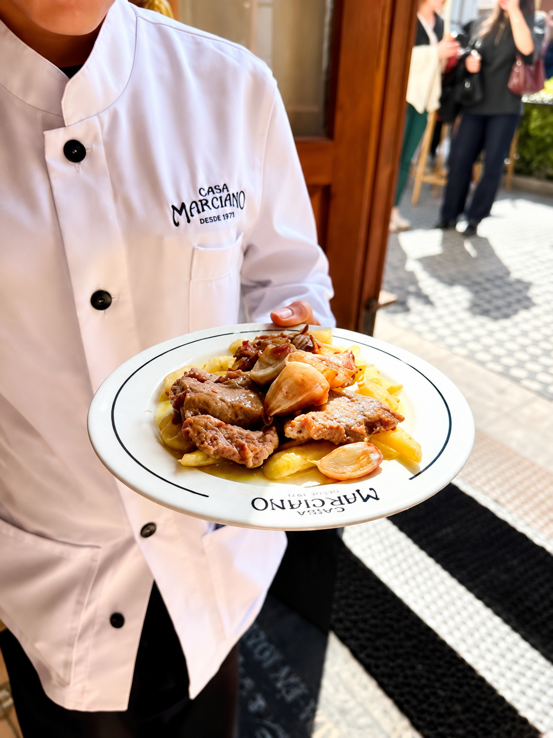 La taberna de Sevilla que recupera una historia de casi un siglo: tradición, tapas y una nueva propuesta que sorprende