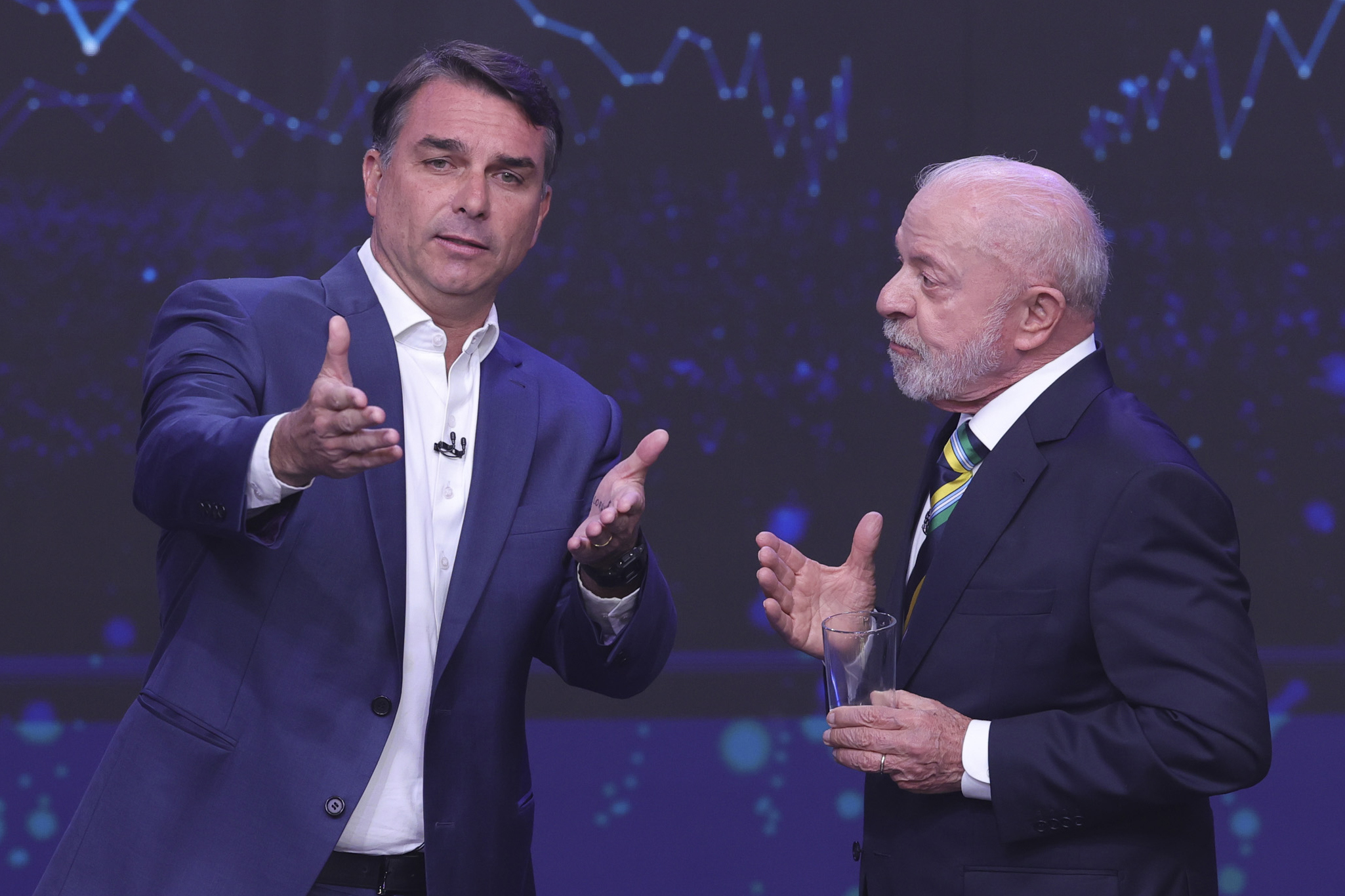 Flávio Bolsonaro saca de quicio a Lula durante el debate y recupera la iniciativa en la recta final hacia las elecciones