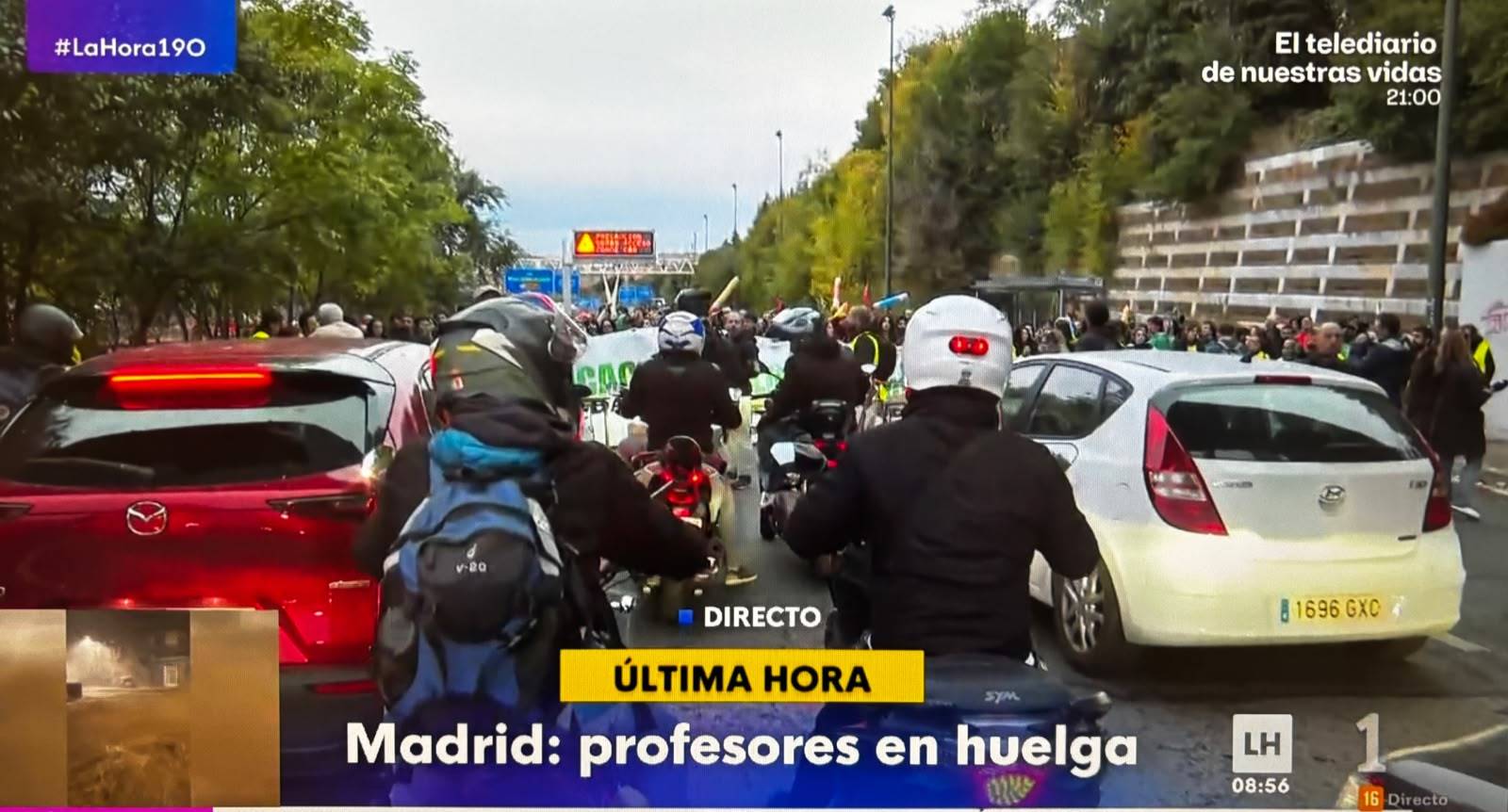 Los profesores en huelga cortan la A-3 en la entrada a Madrid