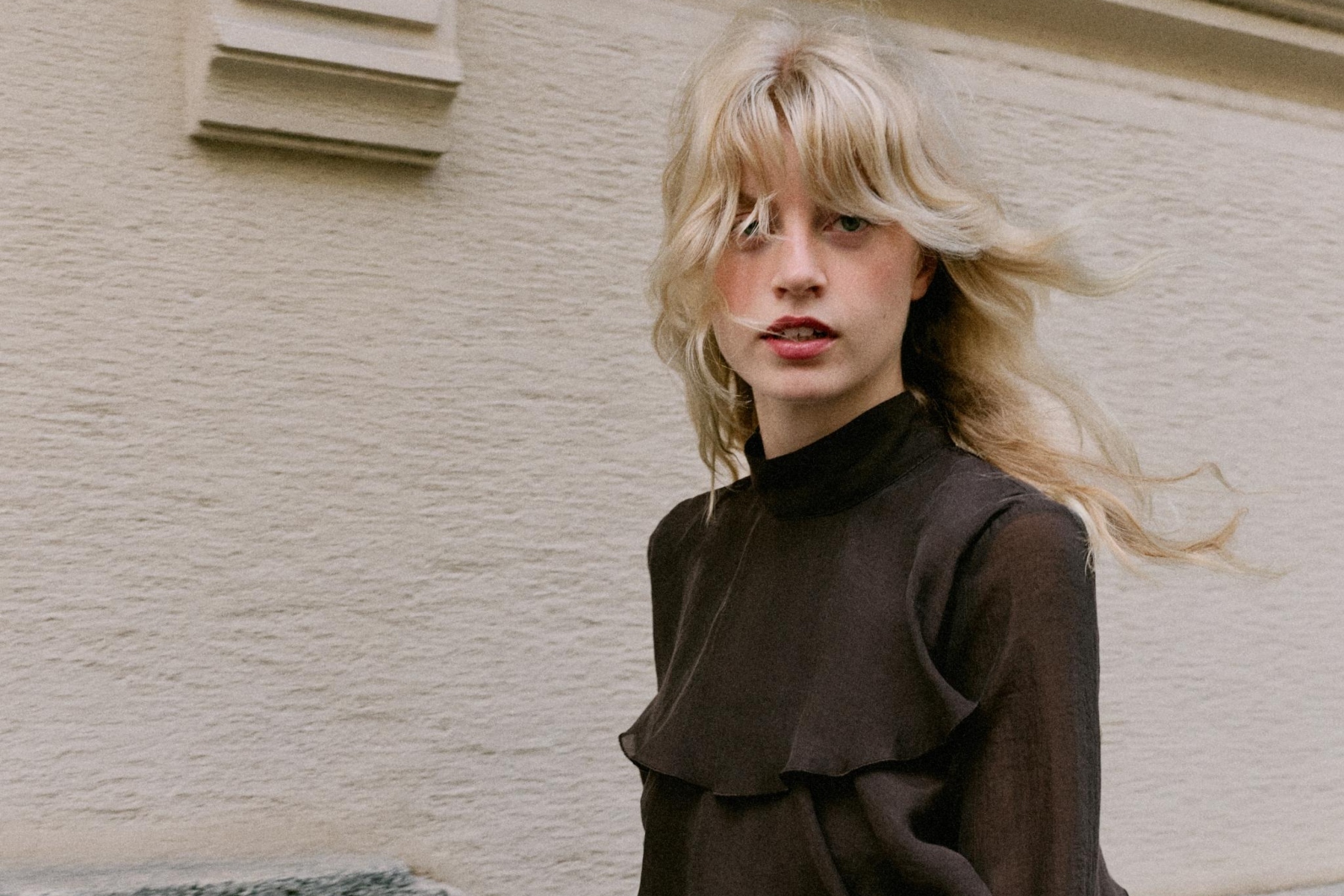 Zara tiene estos 9 vestidos perfectos para el otoño: quedan muy elegantes y sofisticados con medias negras y botas