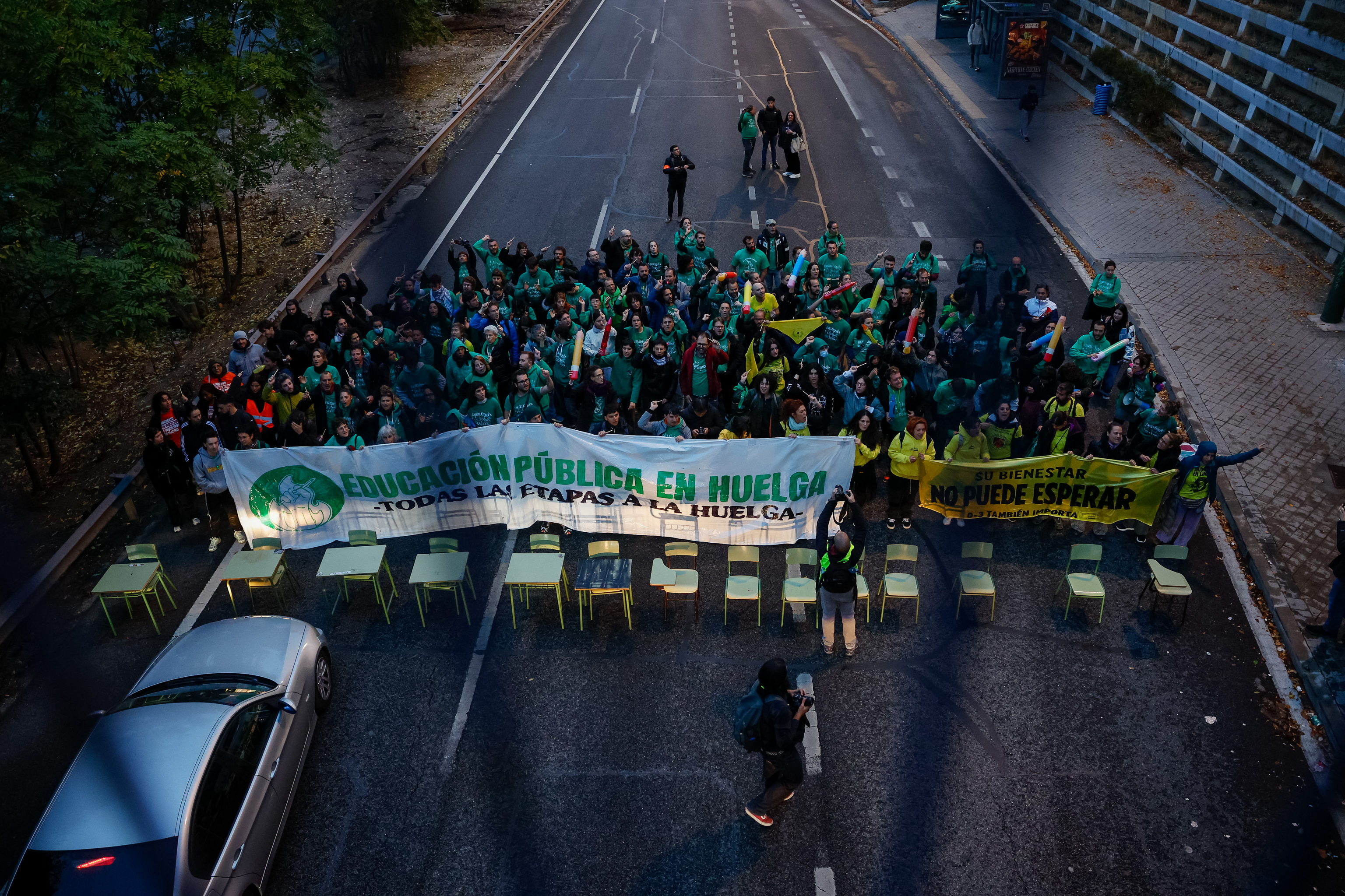Los profesores en huelga cortan la A-3 en la entrada a Madrid