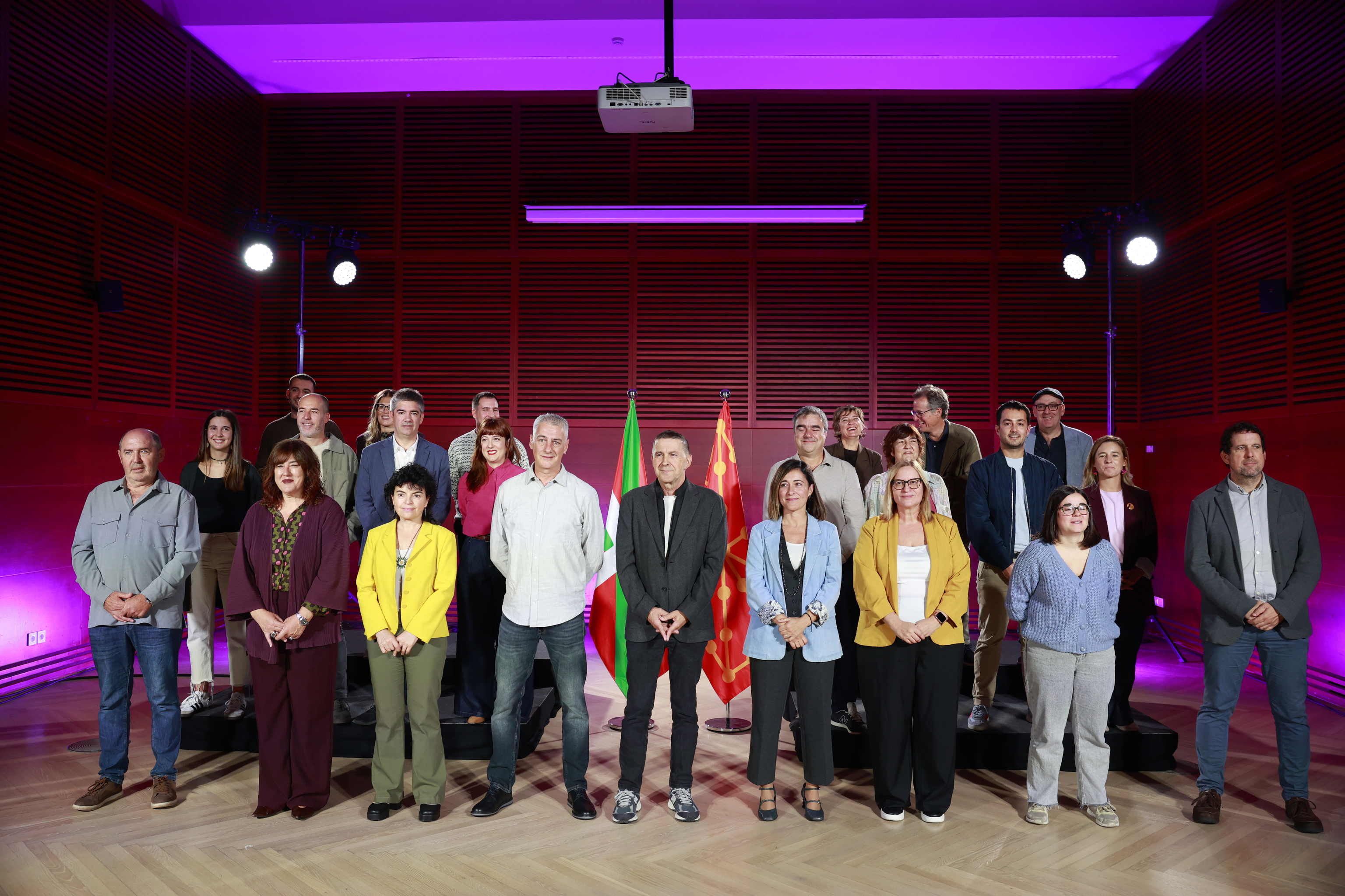 Otegi camufla al 'duro' Aoiz en la foto de los candidatos de EH Bildu para reclamar el voto de la izquierda a la izquierda del PSOE