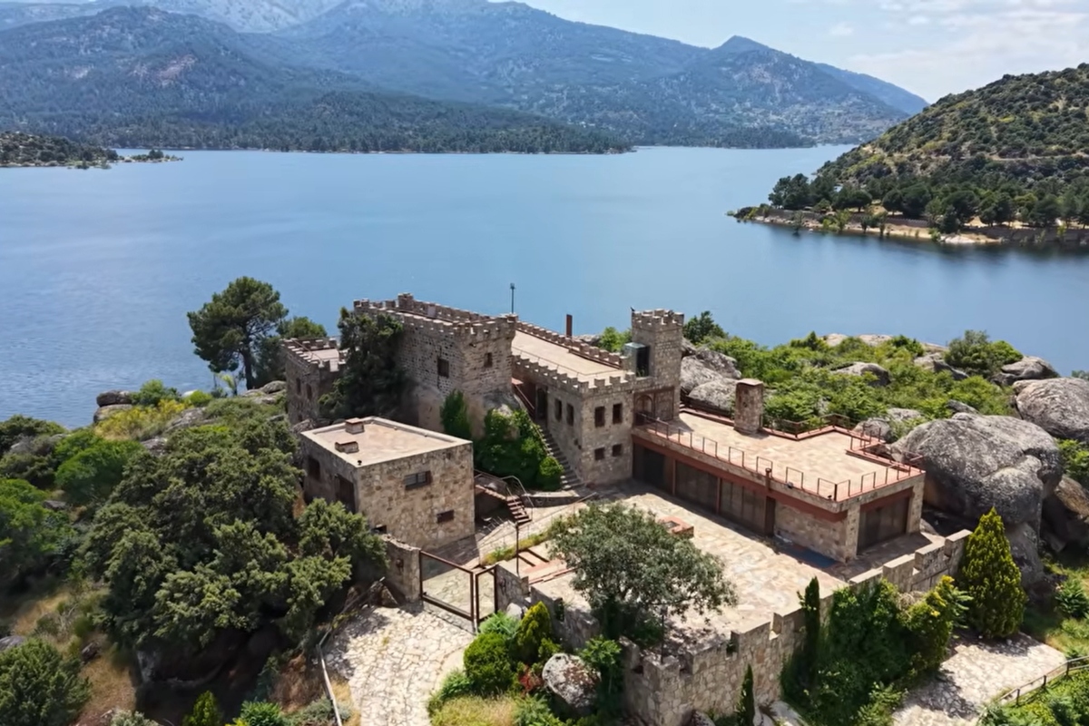 La isla privada con castillo que se vende por 3,25 millones de euros en Ávila: tiene calas propias y embarcadero