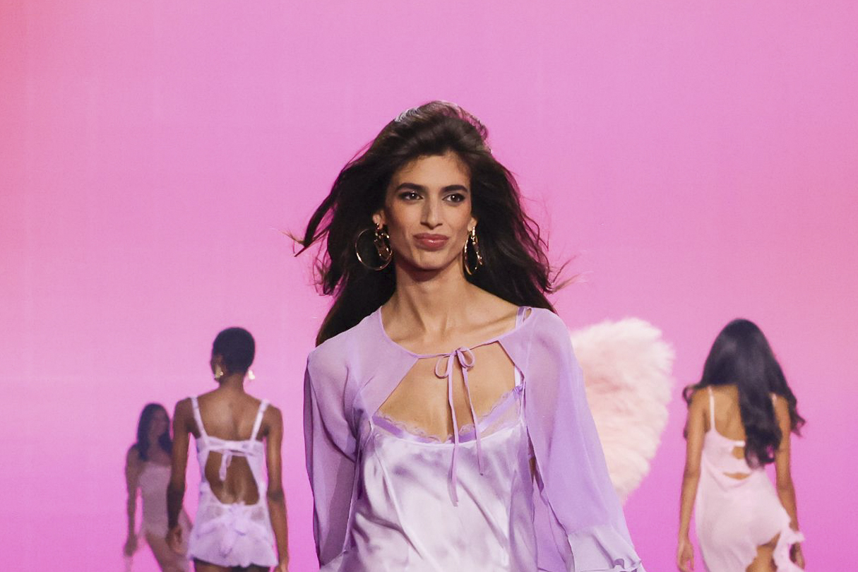 Cala Moragas, la hija de Jorge Moragas, se consolida como una de las promesas de la moda tras su debut en el exclusivo desfile de Victoria's Secret