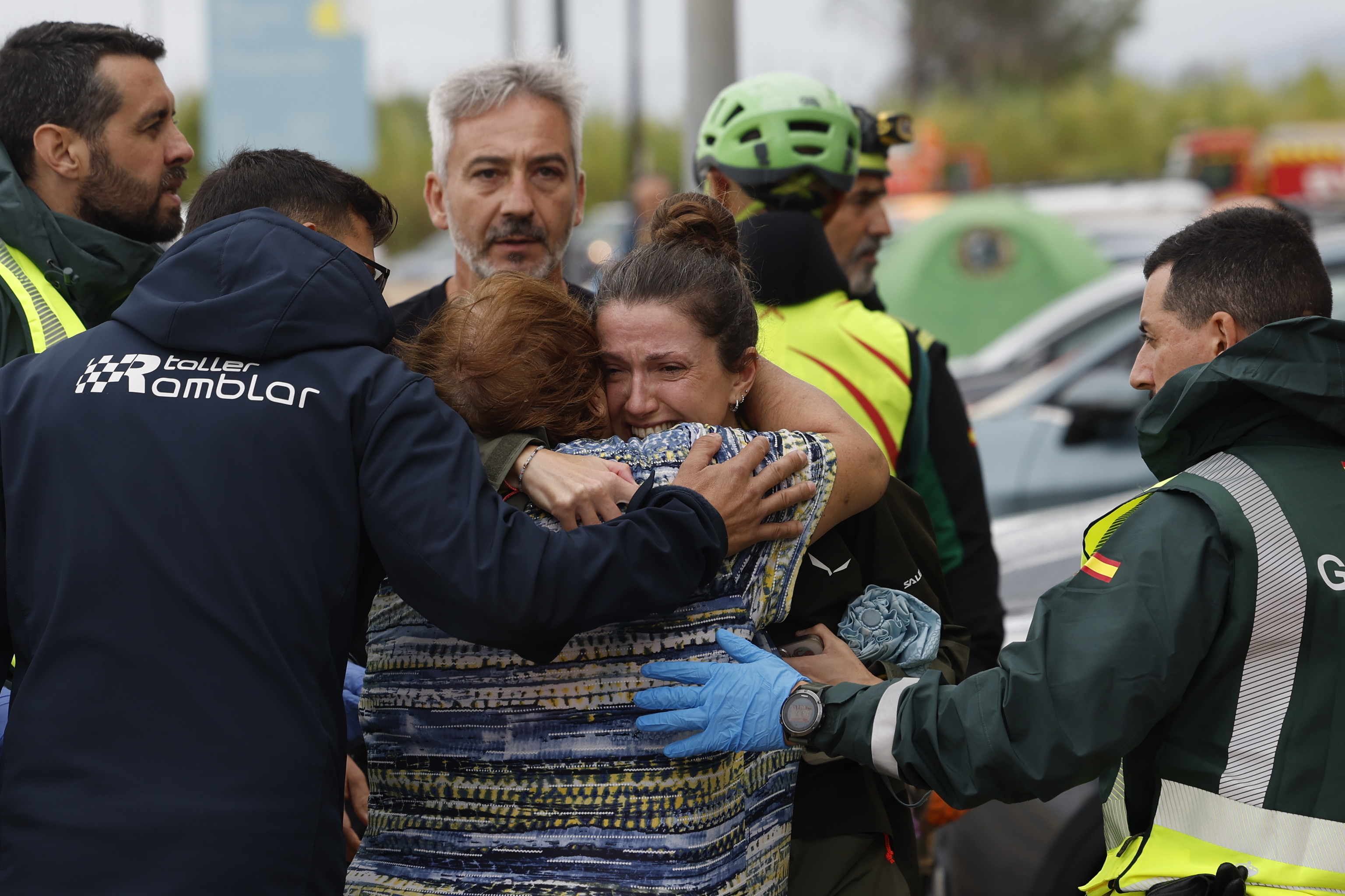 Doce horas de rescates sin cesar en la playa de Oliva: "Hemos salvado a vecinos con el kayak"